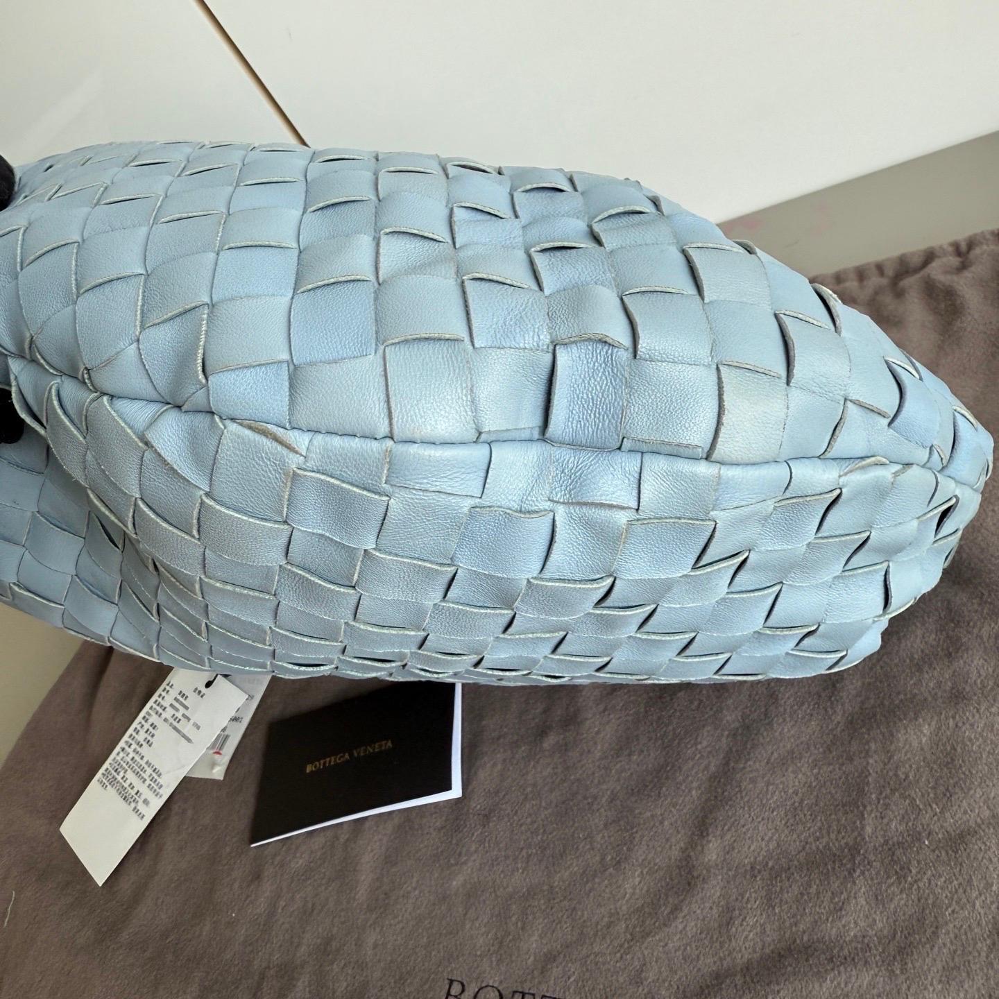 Kleines Babyblaues Lammfell von Bottega Veneta Jodie aus Lammfell 40cm im Angebot 6