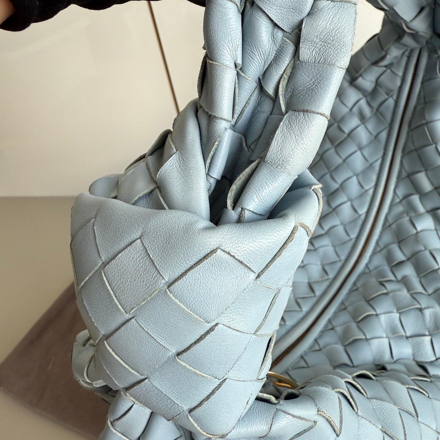 Kleines Babyblaues Lammfell von Bottega Veneta Jodie aus Lammfell 40cm im Angebot 8