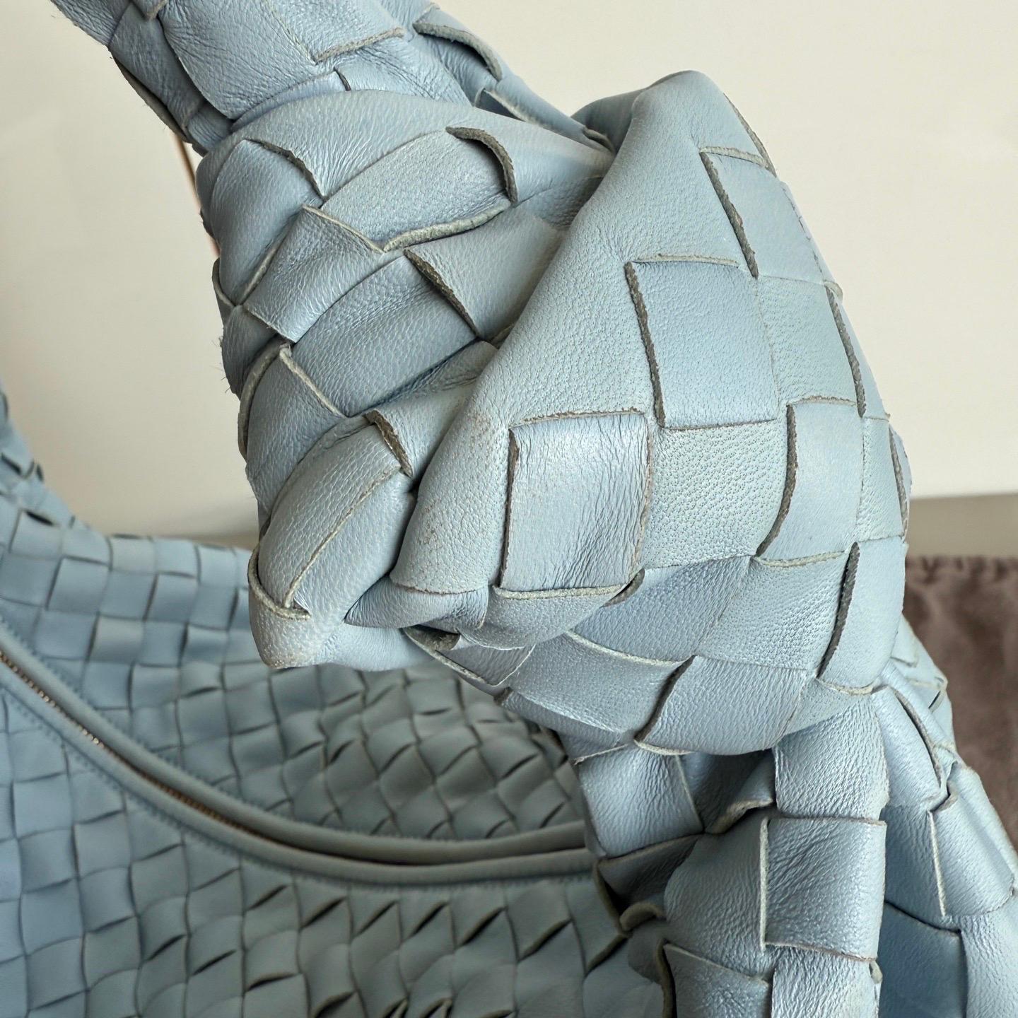 Kleines Babyblaues Lammfell von Bottega Veneta Jodie aus Lammfell 40cm im Angebot 11