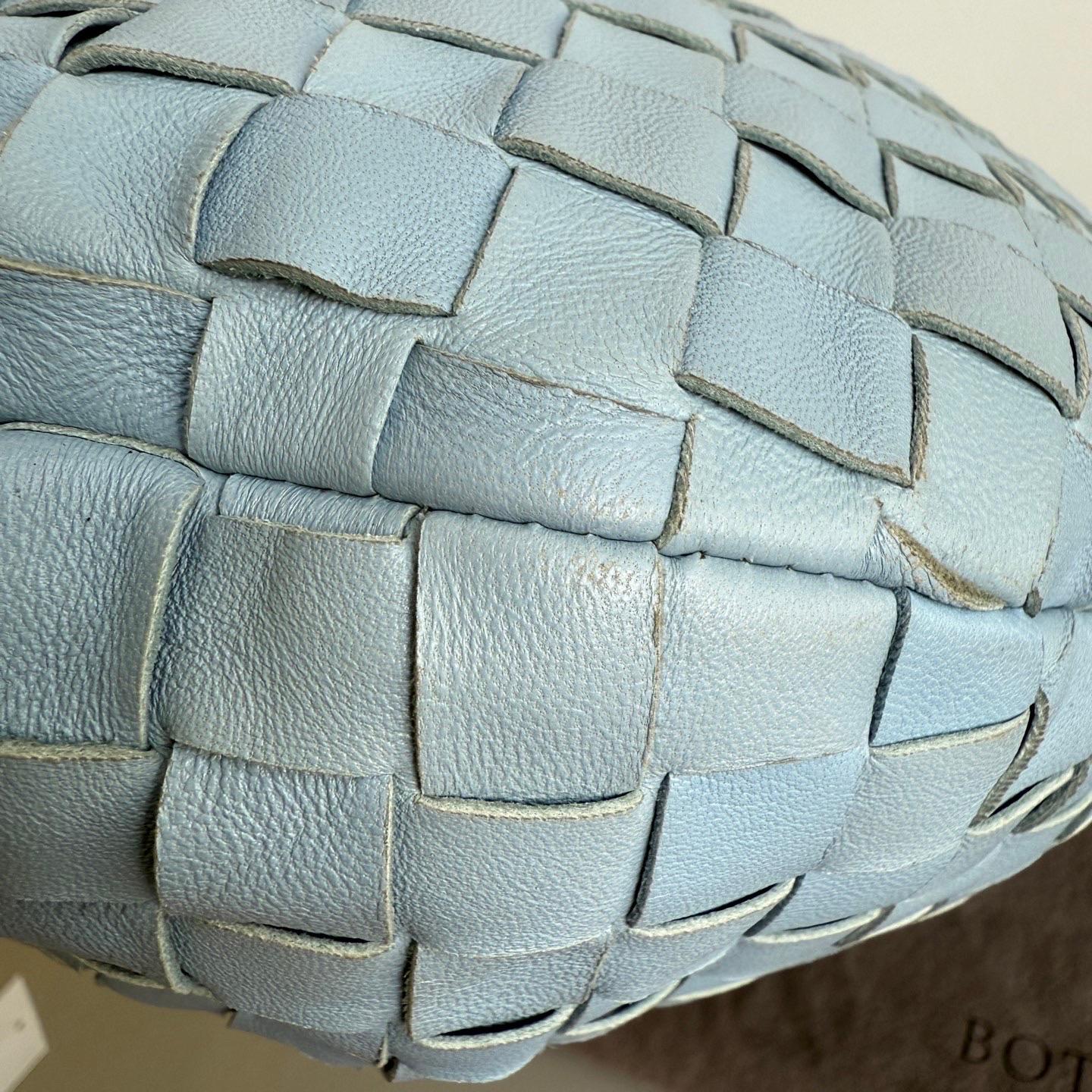 Kleines Babyblaues Lammfell von Bottega Veneta Jodie aus Lammfell 40cm im Angebot 13