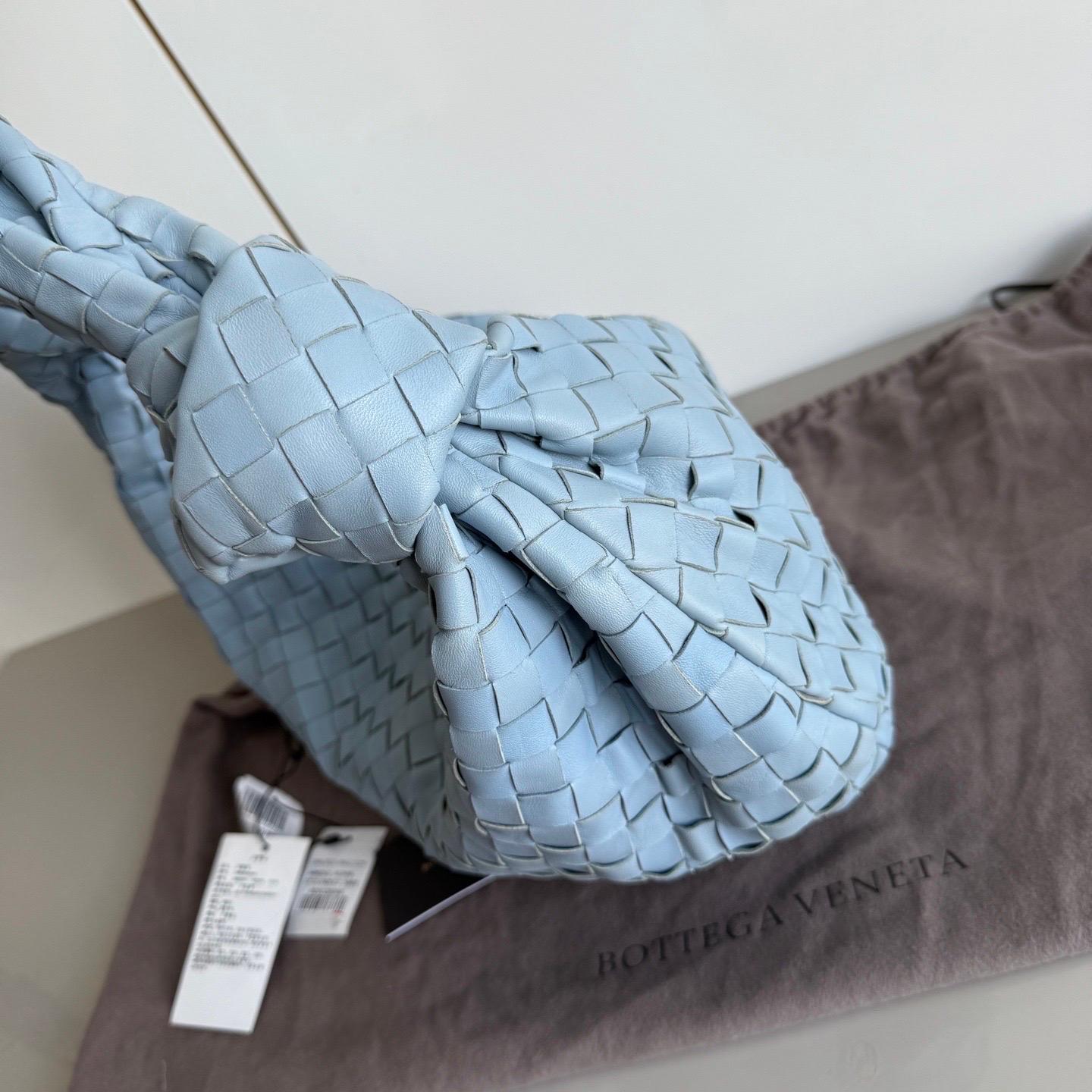 Kleines Babyblaues Lammfell von Bottega Veneta Jodie aus Lammfell 40cm im Angebot 14