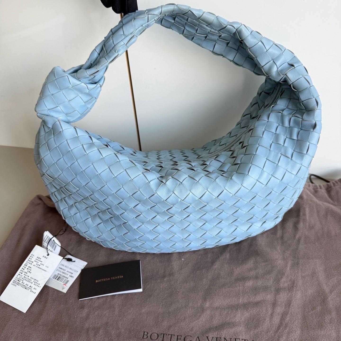 Die Bottega Veneta Jodie Medium Lambskin Leather bietet die perfekte Balance zwischen Funktionalität und Luxus. Die mittelgroße Tasche ist ideal für den Alltag, während das ikonische Intrecciato-Gewebe ein modisches Statement setzt. Die Handtasche