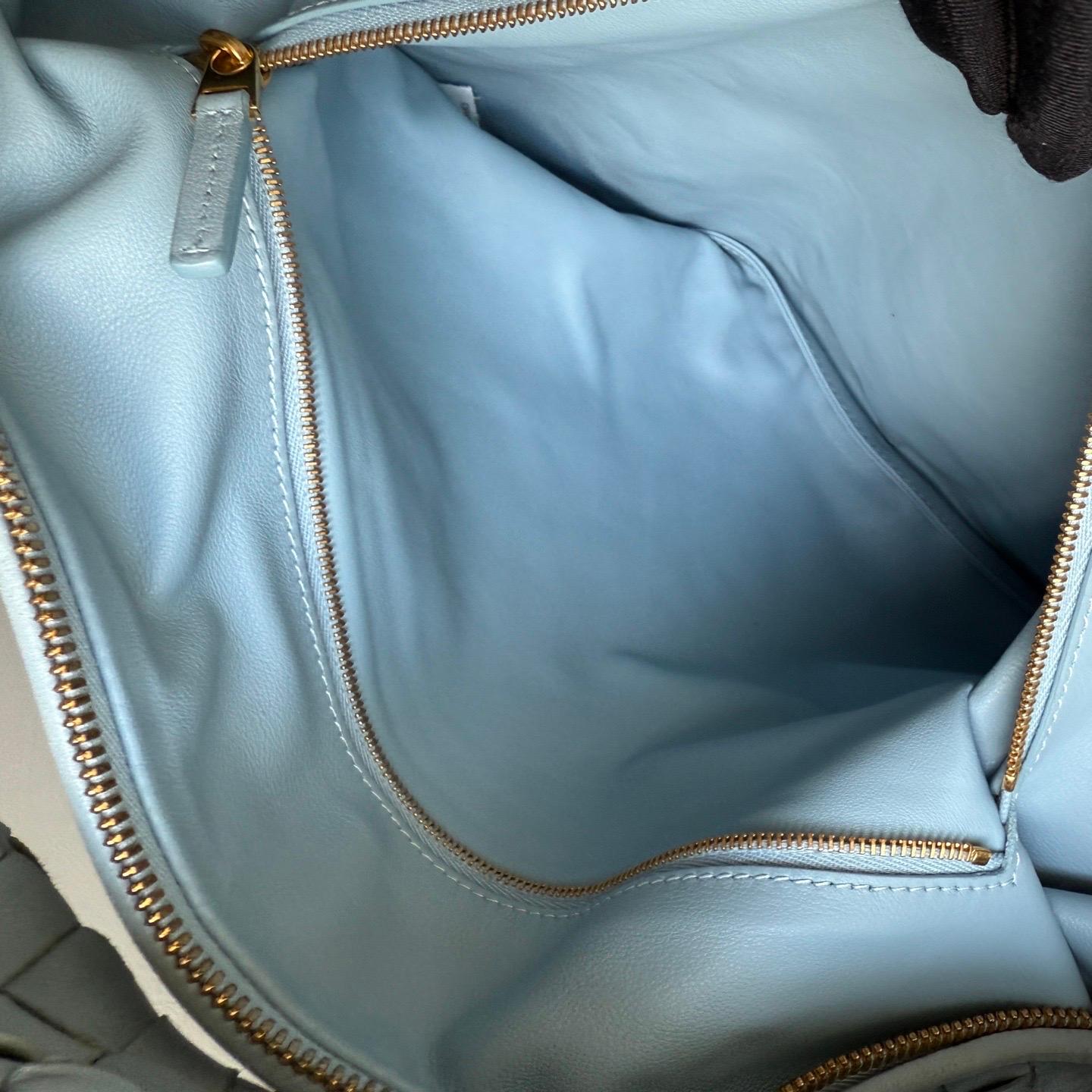 Kleines Babyblaues Lammfell von Bottega Veneta Jodie aus Lammfell 40cm (Blau) im Angebot
