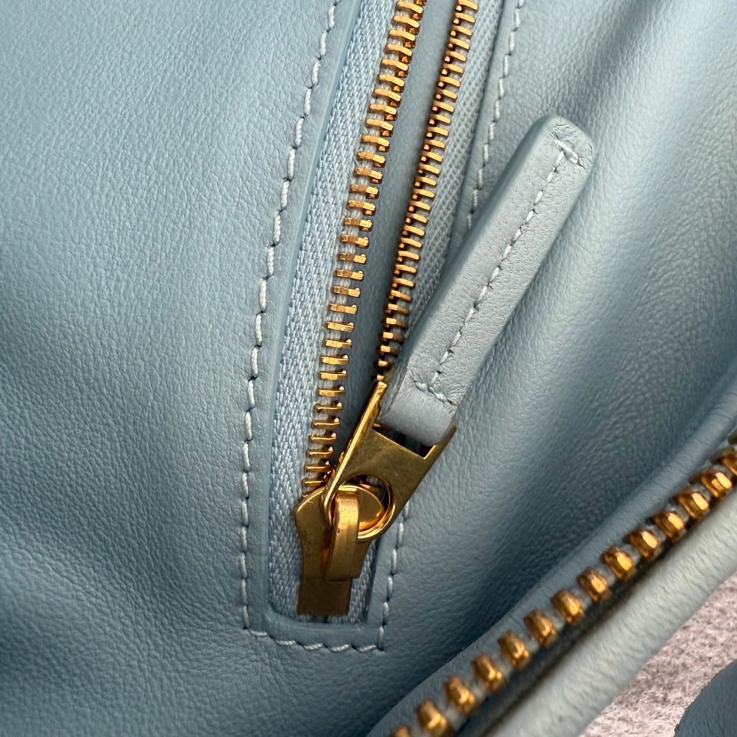 Kleines Babyblaues Lammfell von Bottega Veneta Jodie aus Lammfell 40cm im Zustand „Hervorragend“ im Angebot in AUBERVILLIERS, FR