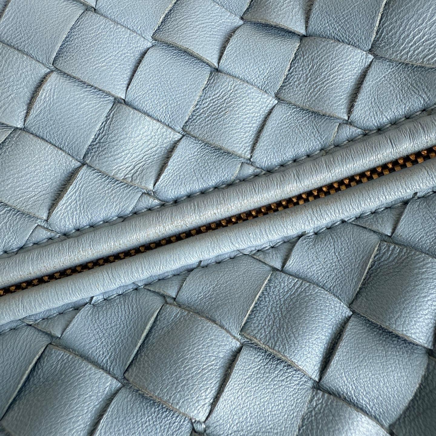 Kleines Babyblaues Lammfell von Bottega Veneta Jodie aus Lammfell 40cm Damen im Angebot