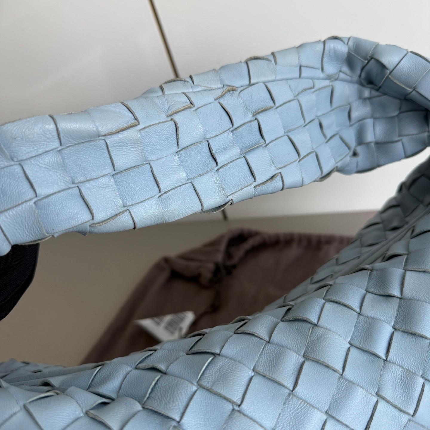 Kleines Babyblaues Lammfell von Bottega Veneta Jodie aus Lammfell 40cm im Angebot 1