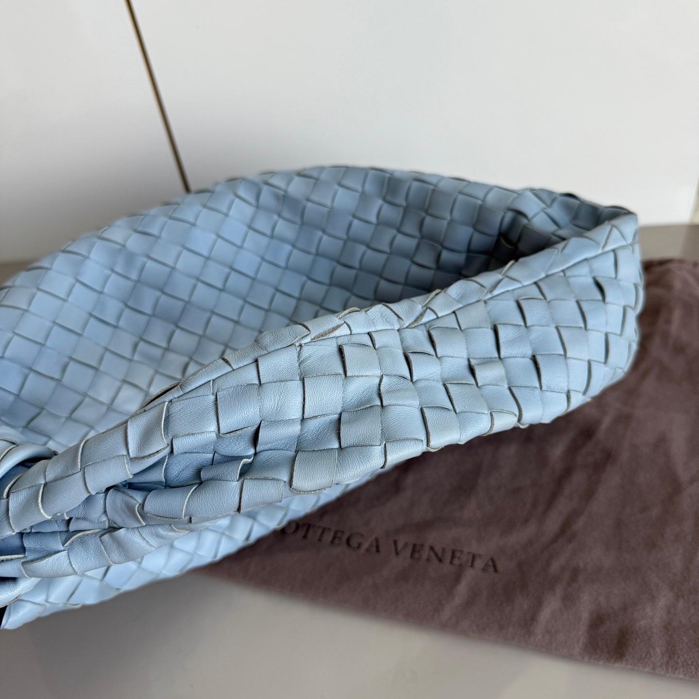 Kleines Babyblaues Lammfell von Bottega Veneta Jodie aus Lammfell 40cm im Angebot 2