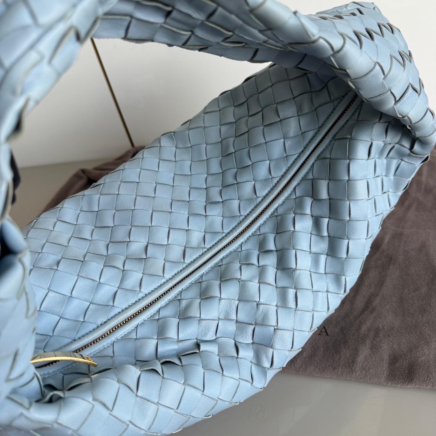 Kleines Babyblaues Lammfell von Bottega Veneta Jodie aus Lammfell 40cm im Angebot 4