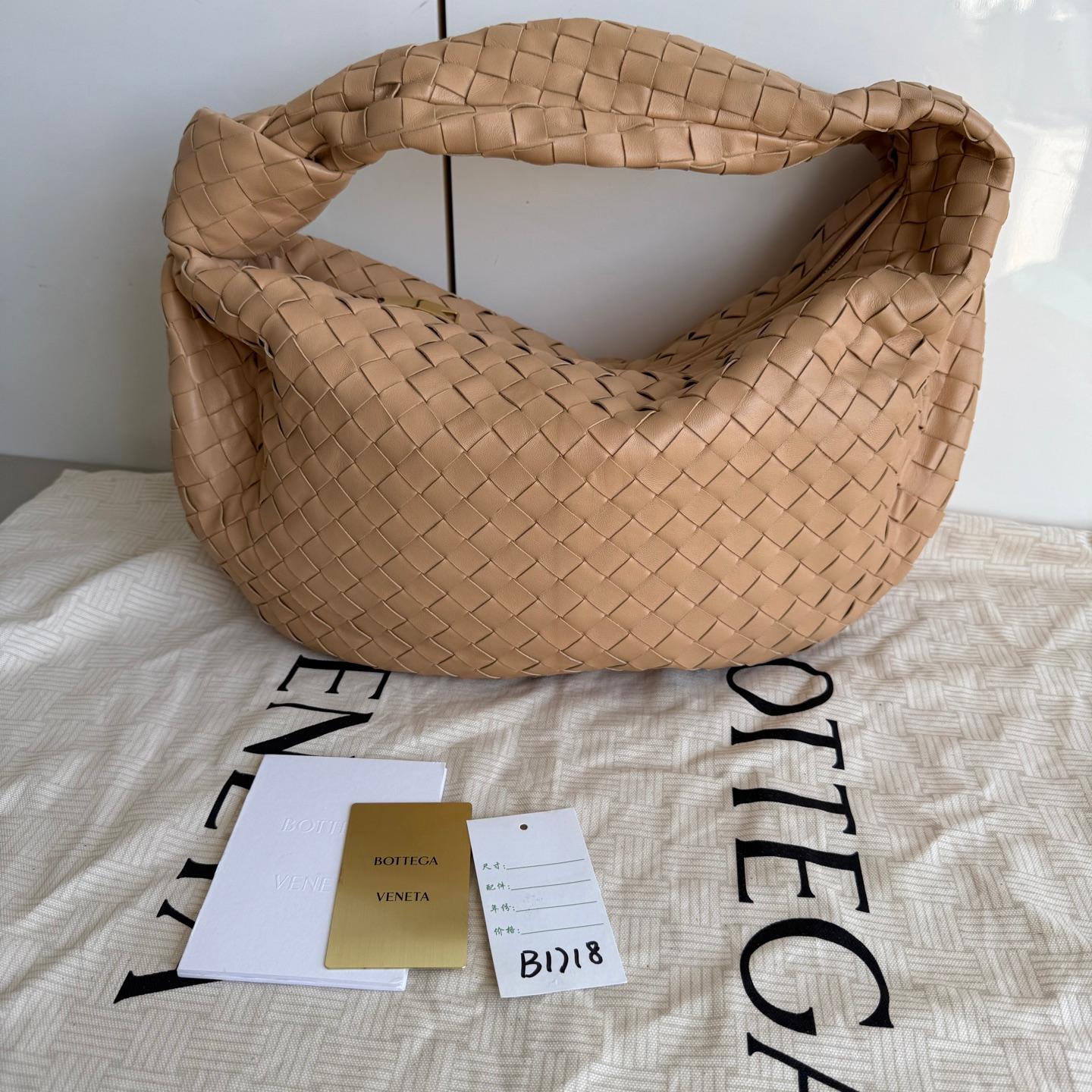 The Bottega Veneta Jodie Small Beige Lambskin Leather offers the perfect balance between practicality and luxury. Its medium size serves as the ideal everyday bag, while the iconic Intrecciato weave provides a fashionable statement. Combining the