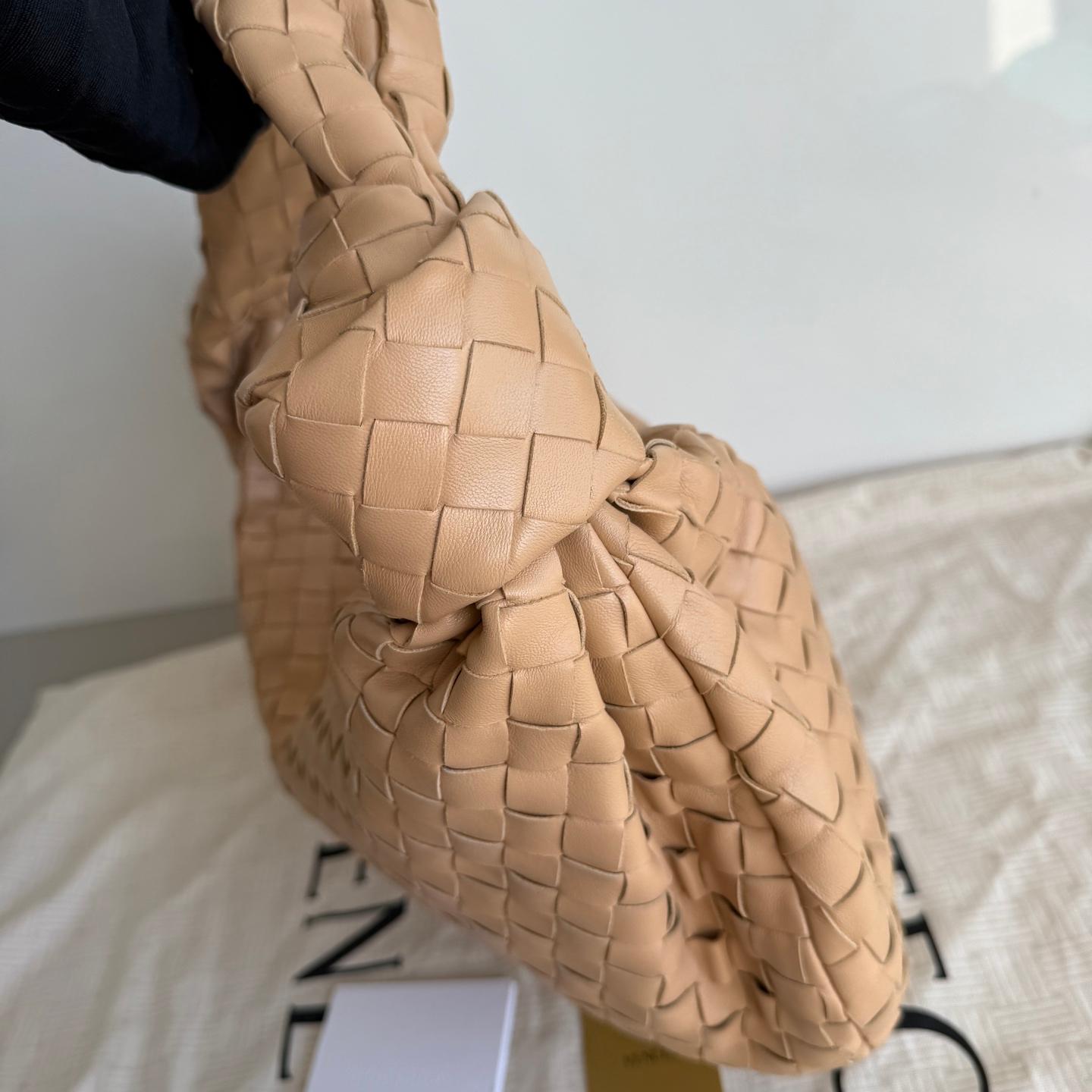 Bottega Veneta Jodie Small Lambskin Leather Beige Oats 36cm In Excellent Condition In AUBERVILLIERS, FR