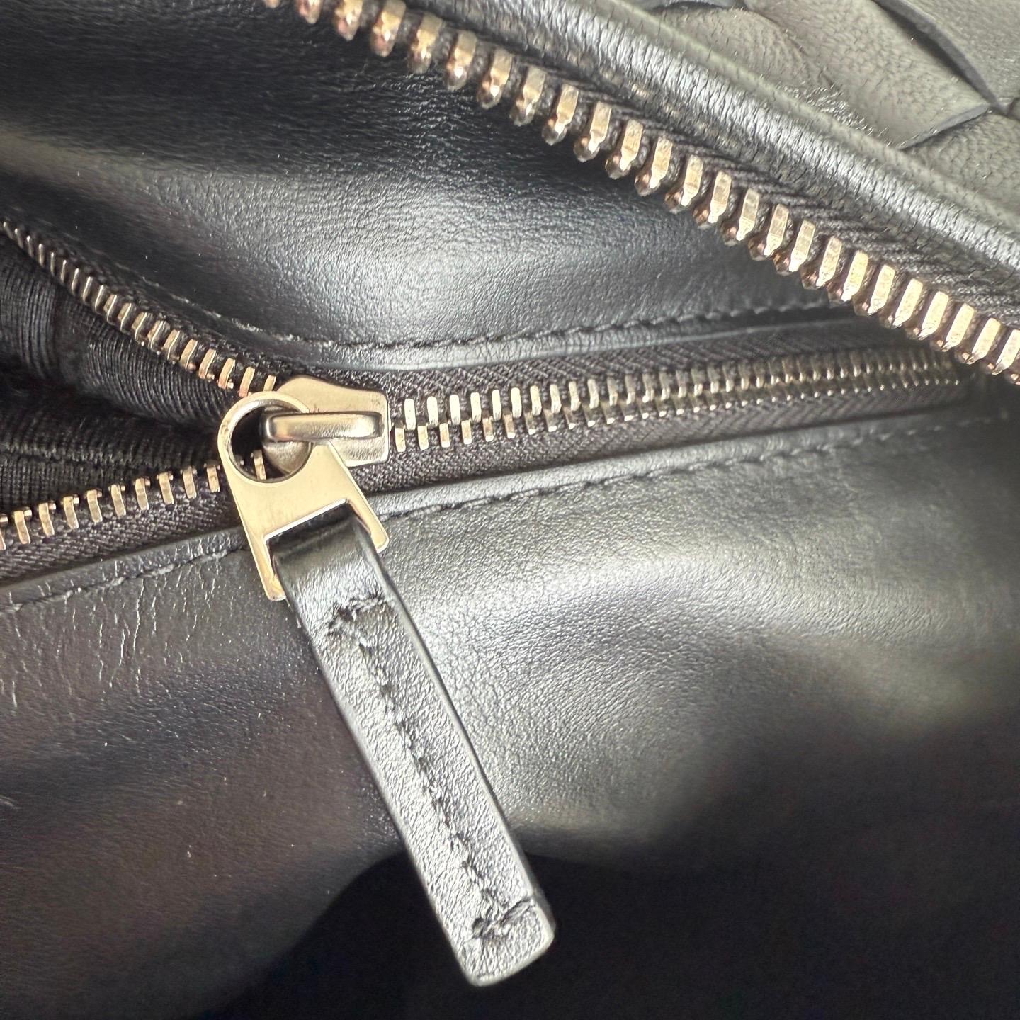 Bottega Veneta Jodie Small Cuir d'agneau Noir A Silver Hardware en vente 6