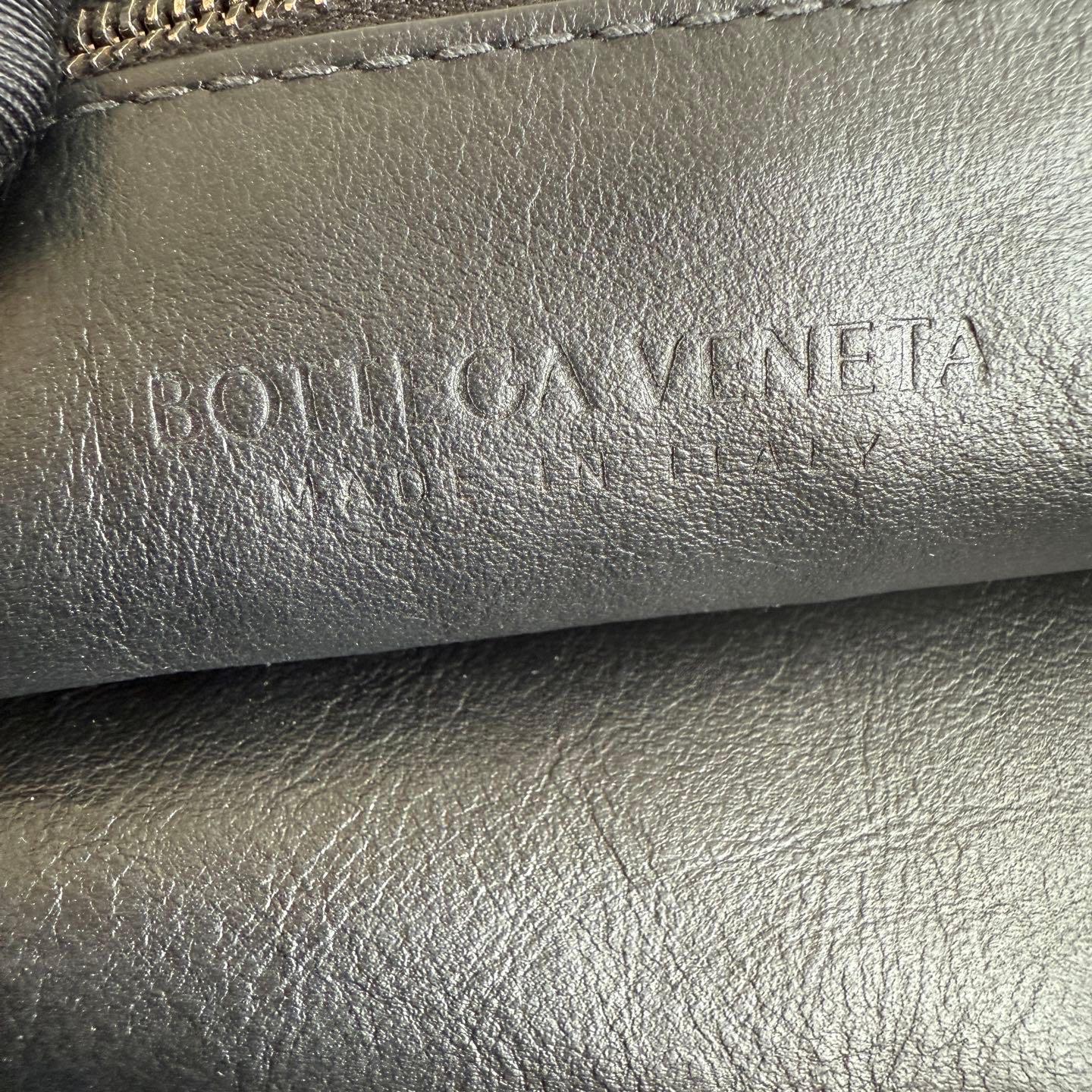 Bottega Veneta Jodie Small Cuir d'agneau Noir A Silver Hardware en vente 11