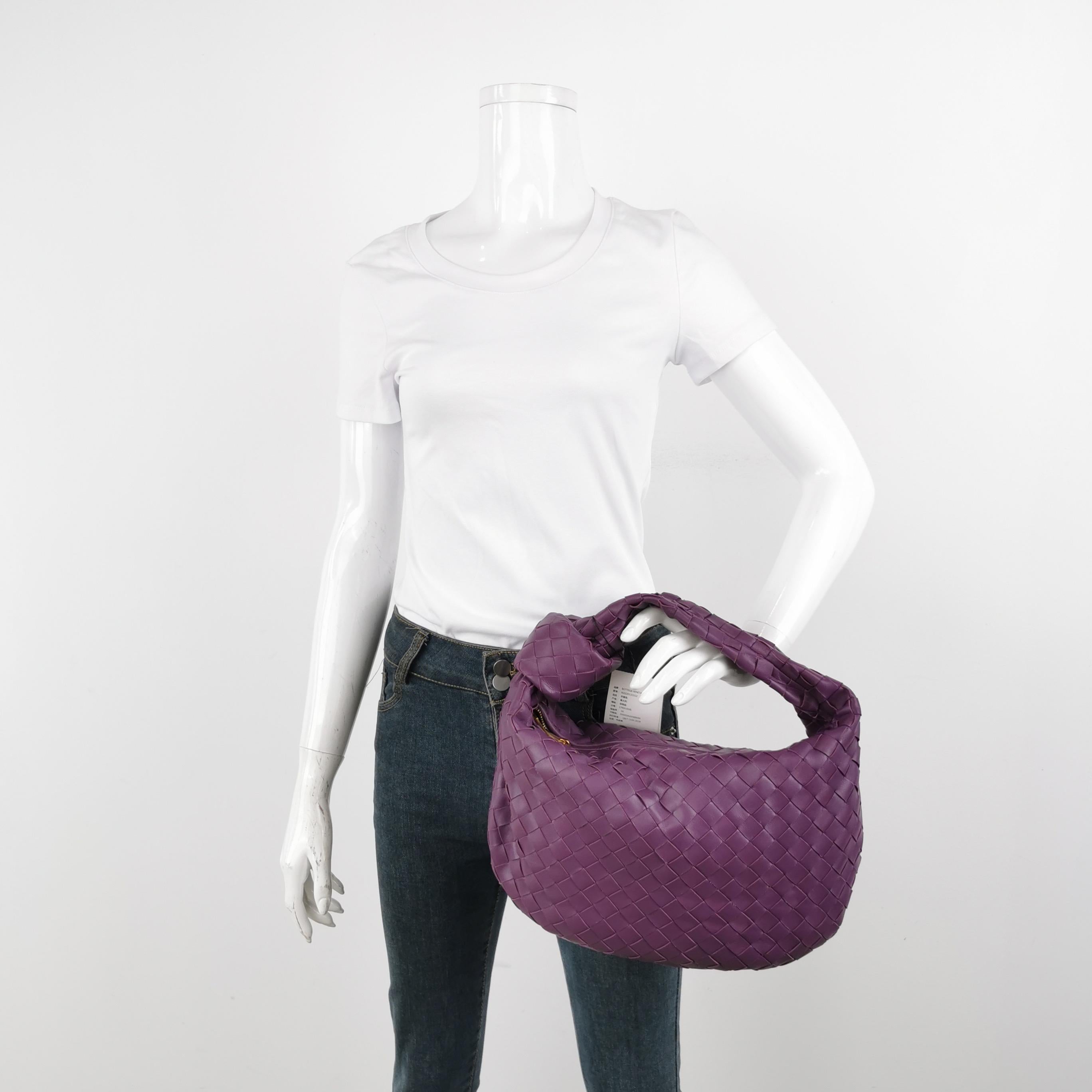 The Bottega Veneta Jodie Medium Beige Lambskin Leather offers the perfect balance between practicality and luxury. Its medium size serves as the ideal everyday bag, while the iconic Intrecciato weave provides a fashionable statement. Combining the