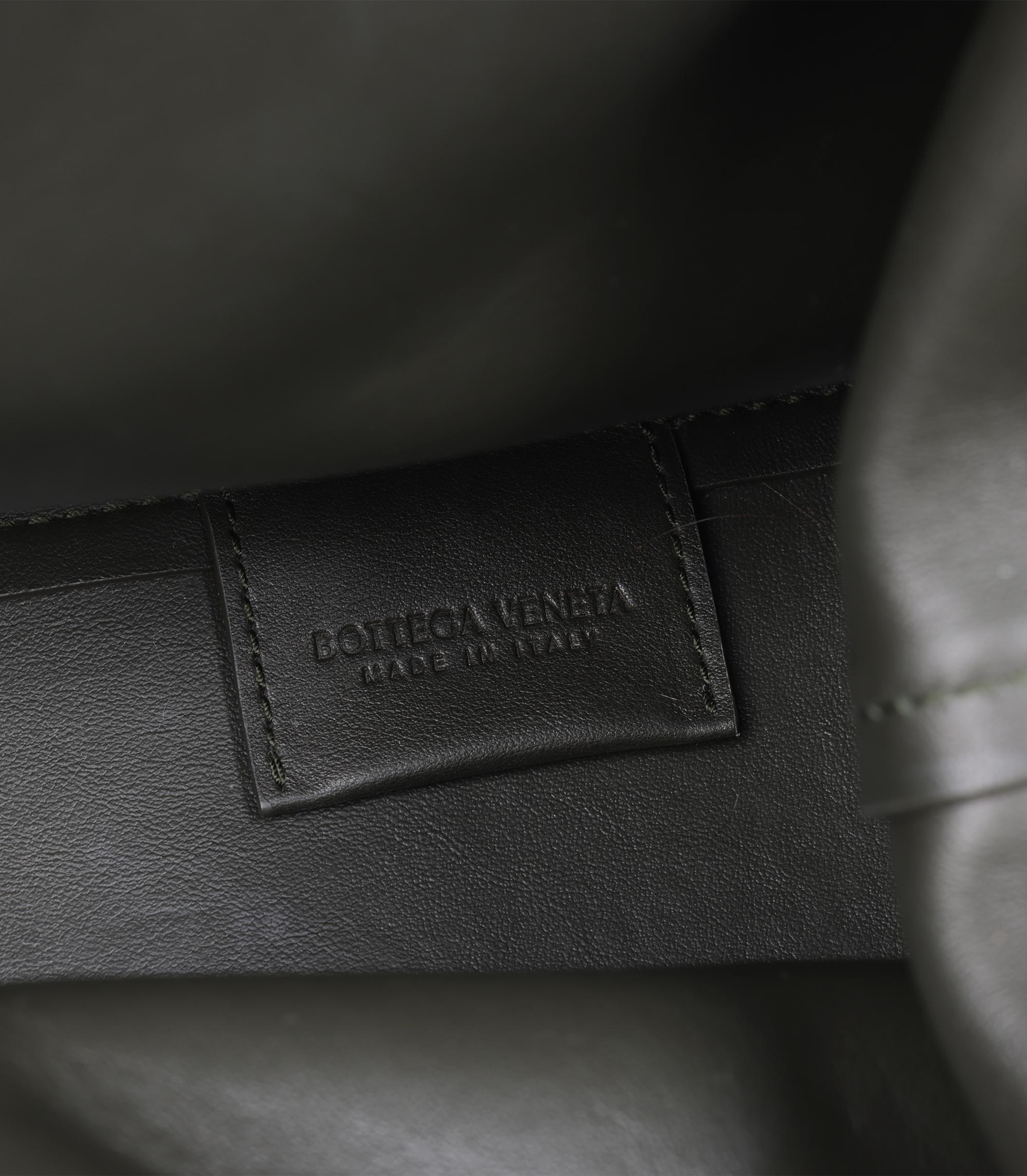 Bottega Veneta Khaki in pelle di vitello Medium The Point in vendita 4