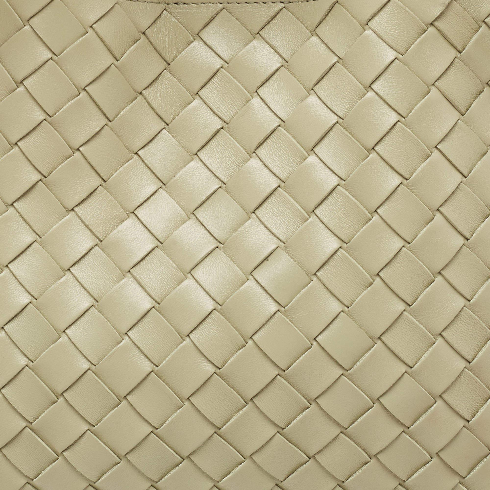 Bottega Veneta Khaki Green Intrecciato Leather Medium Andiamo Top Handle Bag In Excellent Condition In Dubai, Al Qouz 2