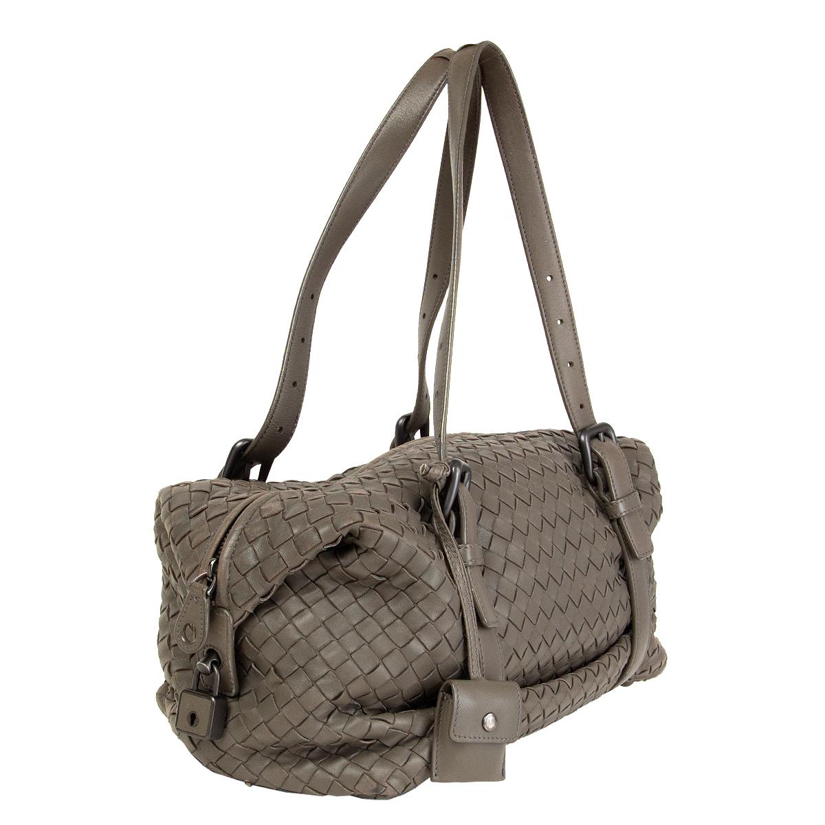 100% authentic Bottega Veneta 'Intrecciato Nappa Montaigne' shoulder bag made of olive-taupe double-sided intrecciato nappa, The bag has adjustable handles and a zip fastener with a small padlock. The keys are safely concealed in an elegant leather