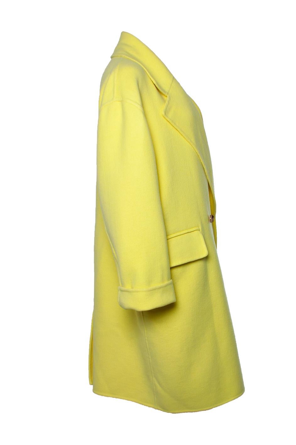 Bottega Veneta, Kiwi cashmere coat. The item is in very good condition.

• CONDITION: very good condition 

• SIZE: IT40 - XS

• MEASUREMENTS: length 100 cm, width 60 cm, waist 60 cm, shoulder width 58 cm, sleeve length 59 cm

• MATERIAL: 100%