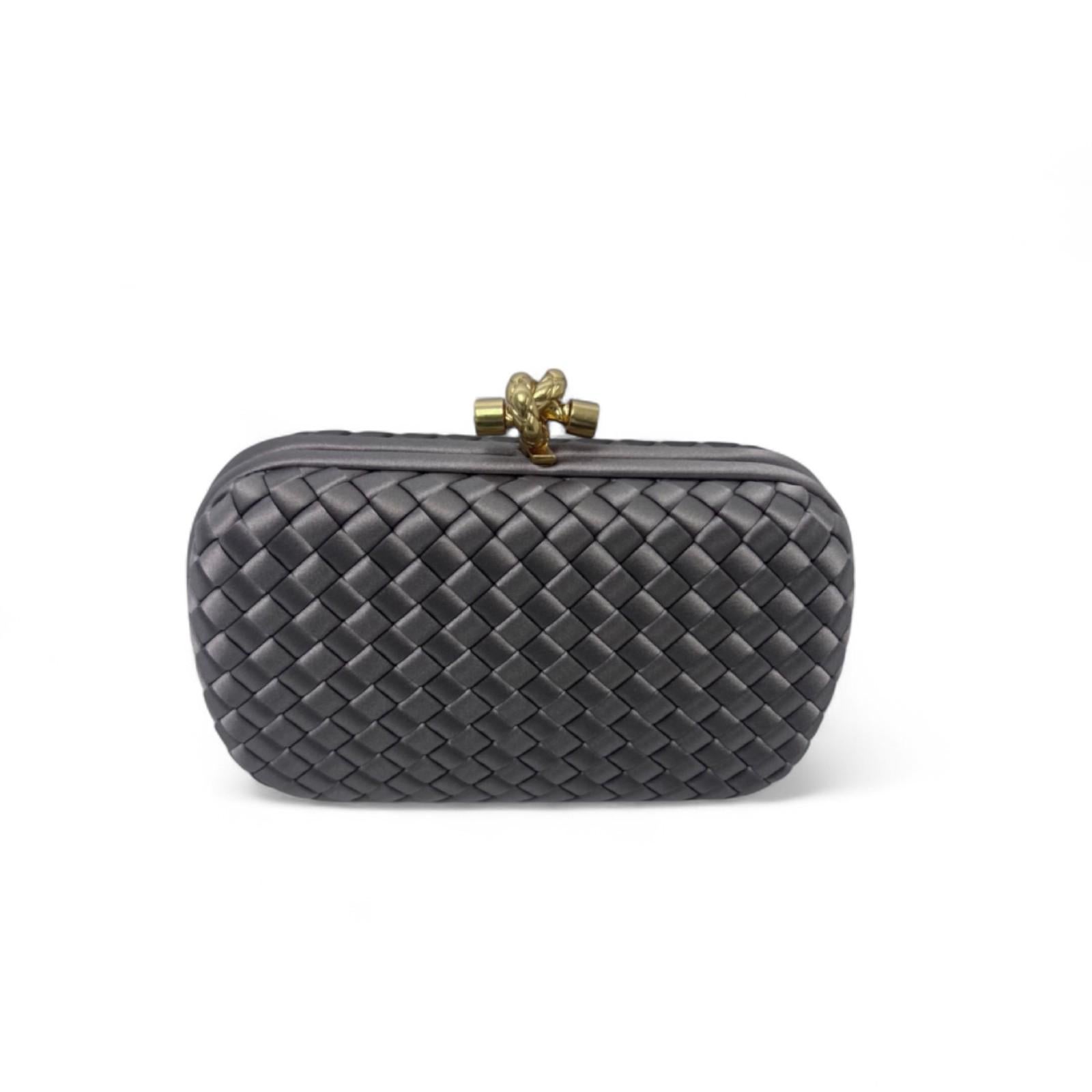 Bottega Veneta Knot Clutch Bag in Champagne Bronze Silk with Gold Chain In Excellent Condition In West Hartford, CT