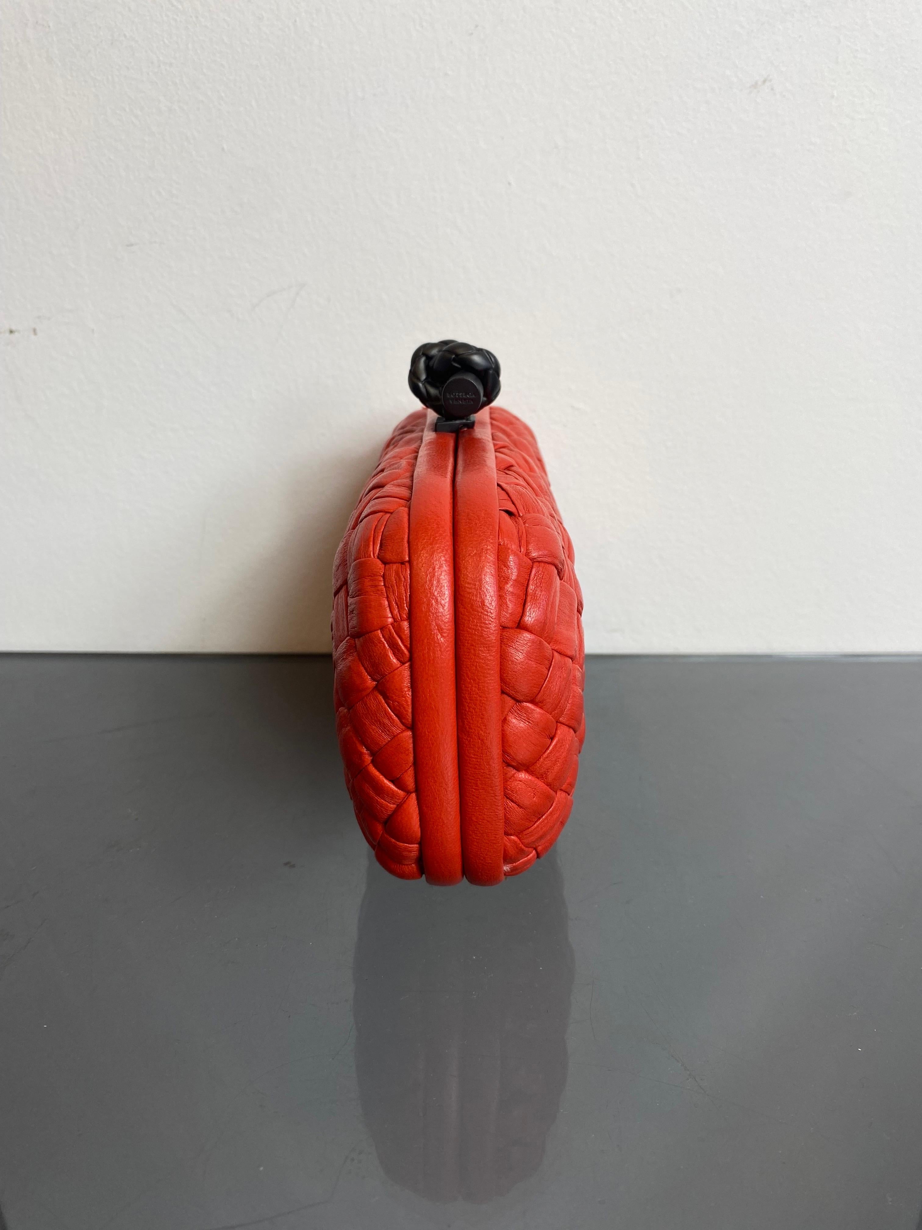 Bottega Veneta knot clutch bag, red in leather. 
Clutch closure 
Internally covered in gray suede. 
Like new, in excellent condition. 
With dust

Width 17 cm
Height 12 cm
Depth 5 cm