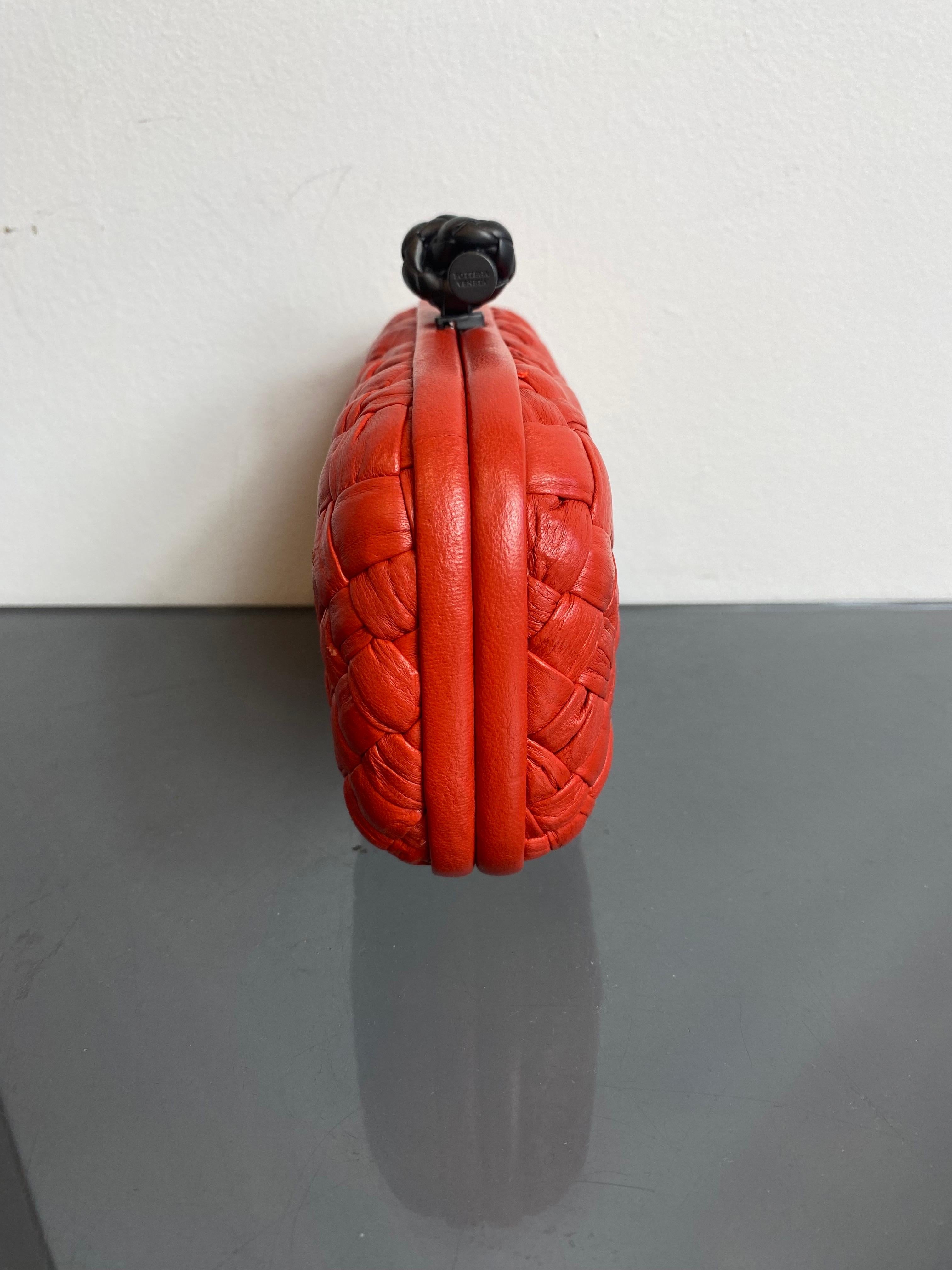 Bottega Veneta Knot clutch. In Excellent Condition For Sale In Carnate, IT
