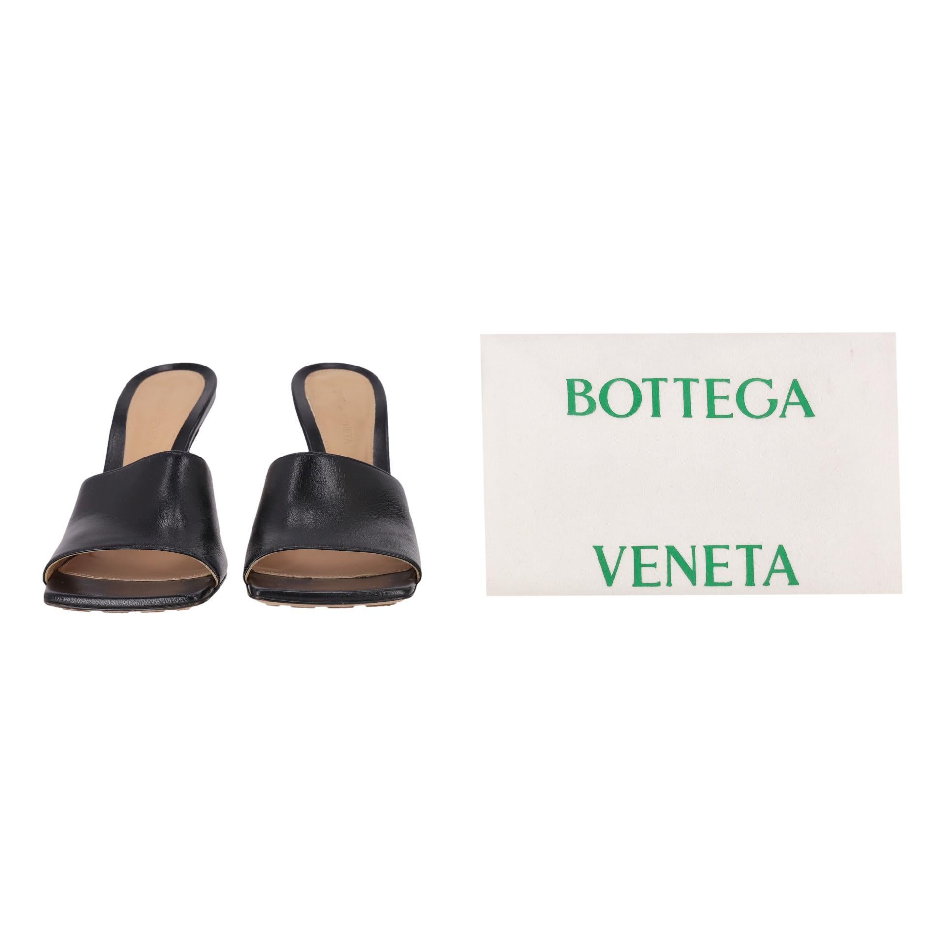 Bottega Veneta - Sandales mules en cuir d'agneau extensible

Mules noires en cuir d'agneau, dotées d'une large bride sur l'empeigne et d'un bout carré.

Elles sont dotées d'un talon aiguille et d'une semelle extérieure en cuir avec des pad en