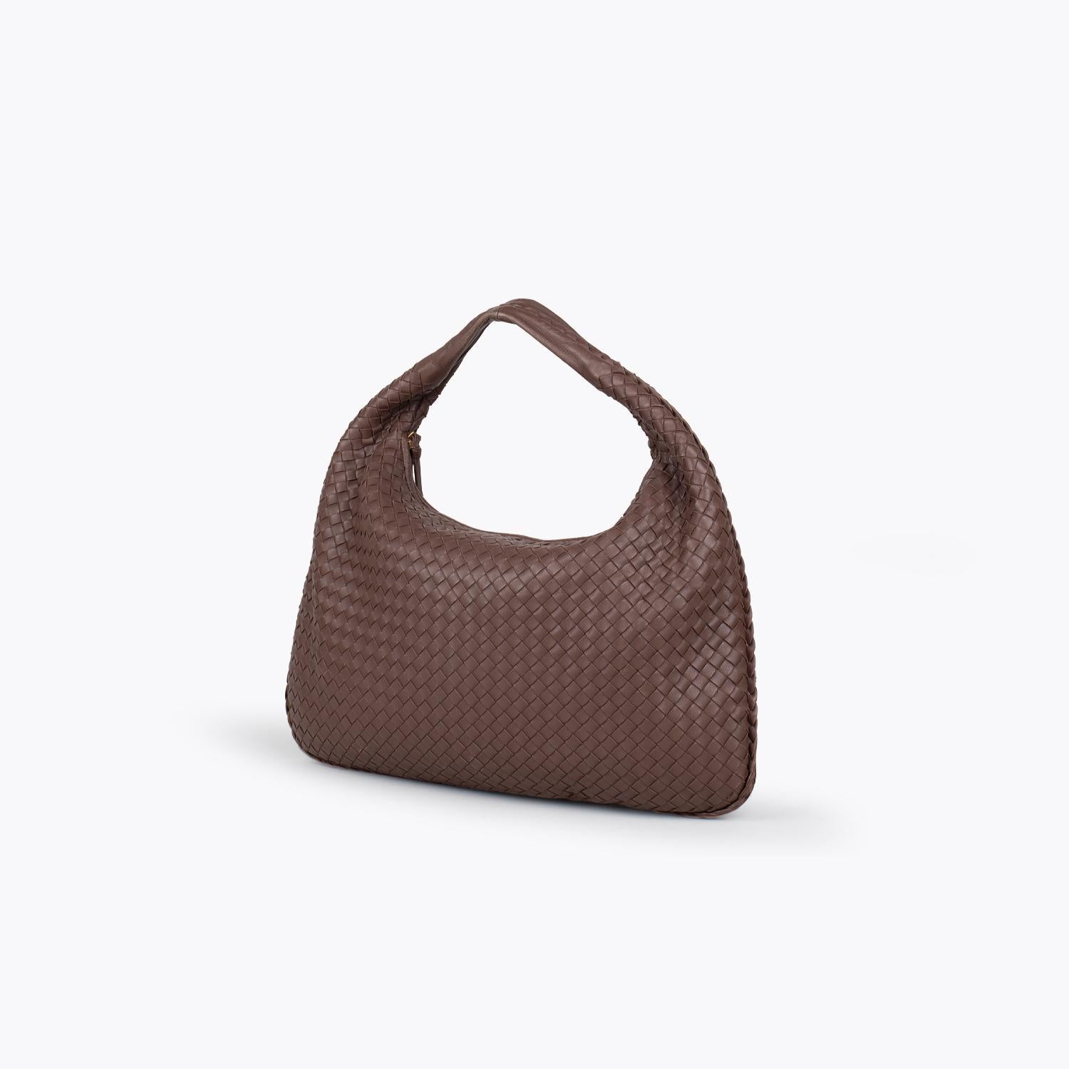 Marrón Intrecciato Bolso hobo grande de piel Bottega Veneta con

- Herrajes dorados
- Una sola correa plana para el hombro
- Forro de ante marrón
- Dos bolsillos en las paredes interiores; uno con cierre de cremallera y otro con cierre de cremallera
