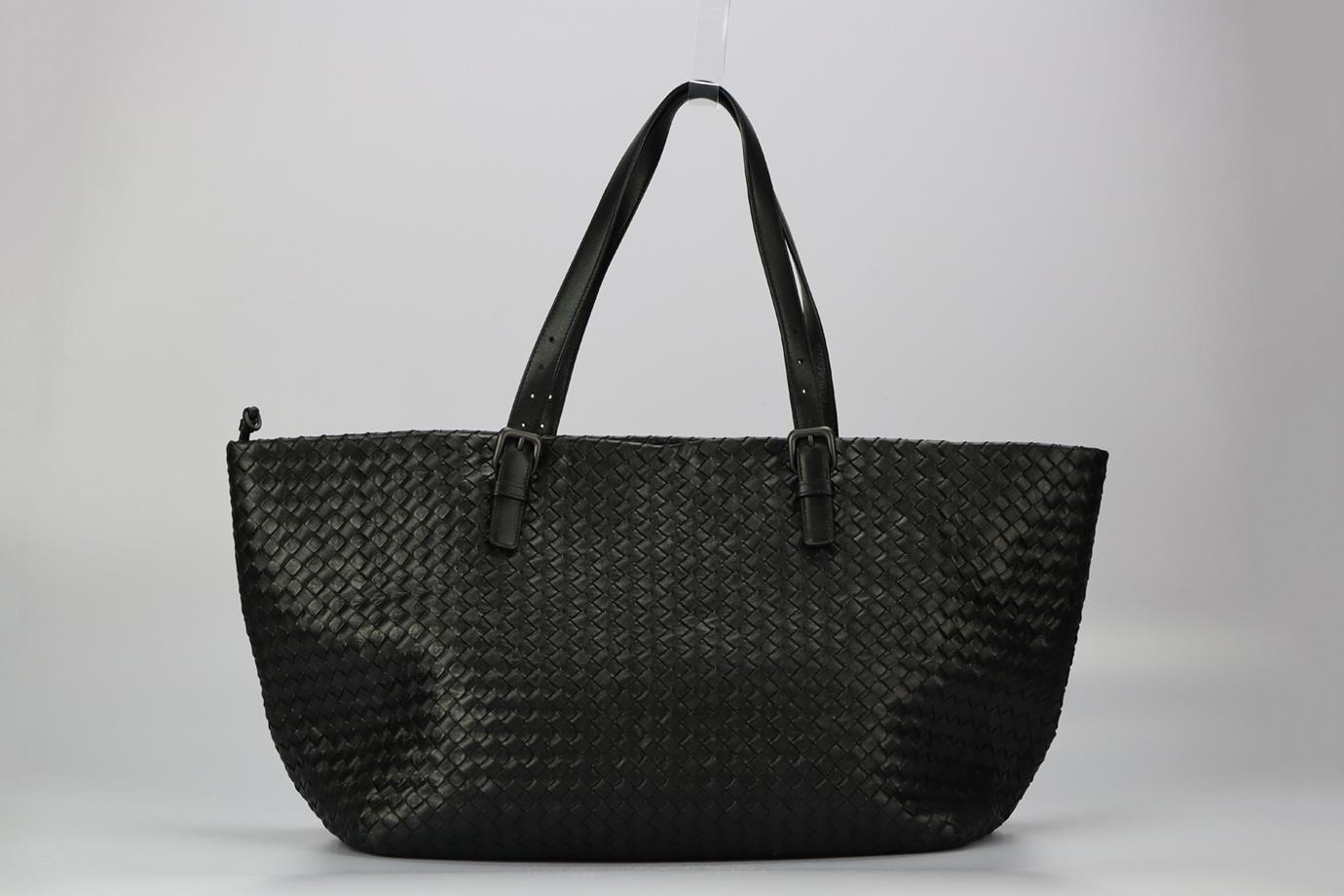 Bottega Veneta Große Intrecciato-Tasche aus Leder. Schwarz. Oben offen. Kommt nicht mit - Staubbeutel oder Box. Höhe: 11,2 Zoll. Breite: 23,2 Zoll. Tiefe: 8,9 Zoll. Fallhöhe des Griffs: 8,9 Zoll. Zustand: Gebraucht. Sehr guter Zustand - Leichte