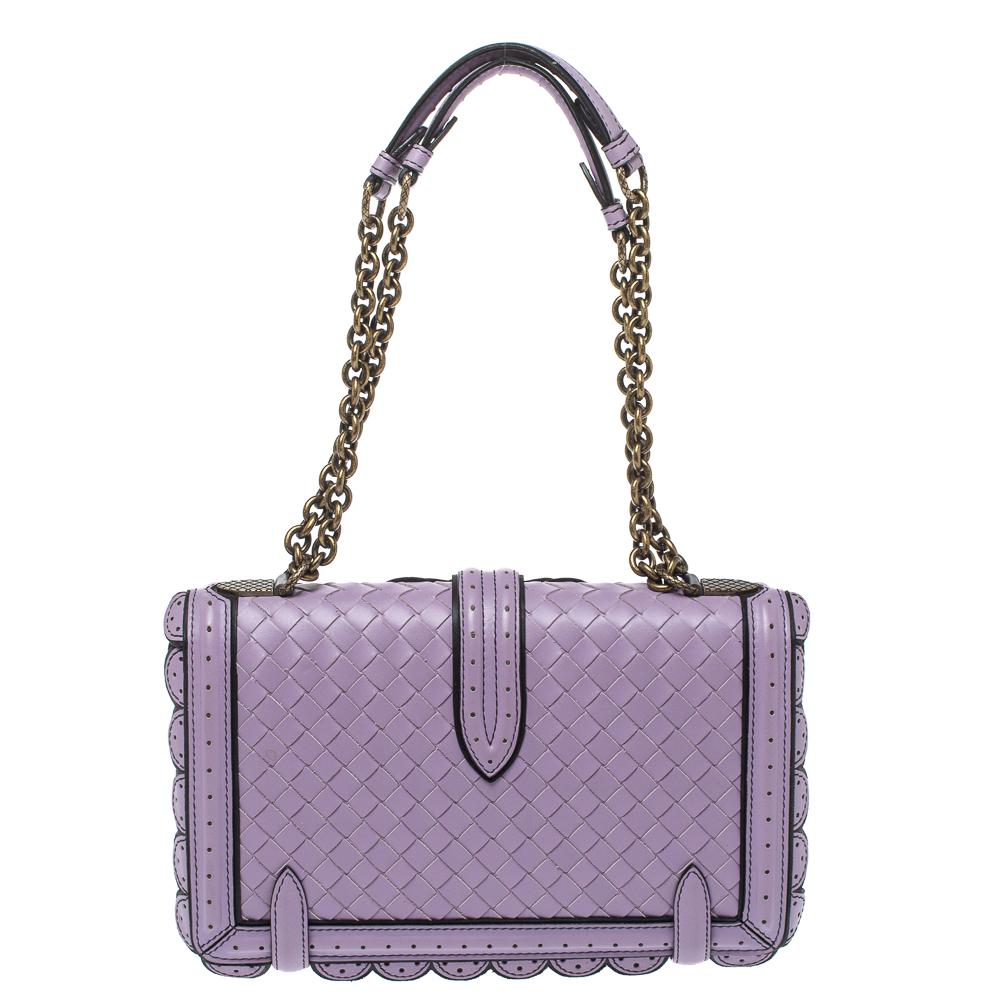 Keep it elegant with this bag from the house of Bottega Veneta. Carry this pretty lavender-hued bag to your next event for a statement-making impression. It is made from leather and features the iconic intrecciato pattern on the front flap along