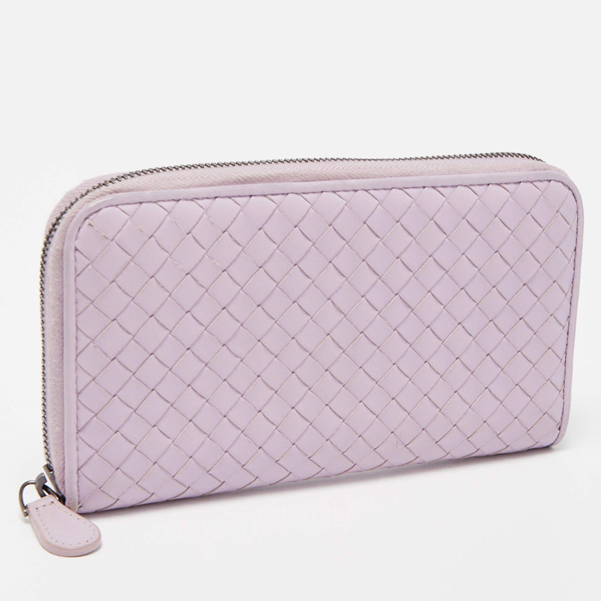 This Bottega Veneta wallet is an immaculate balance of sophistication and rational utility. It has been designed using prime quality materials and elevated by a sleek finish. The creation is equipped with ample space for your monetary essentials.

