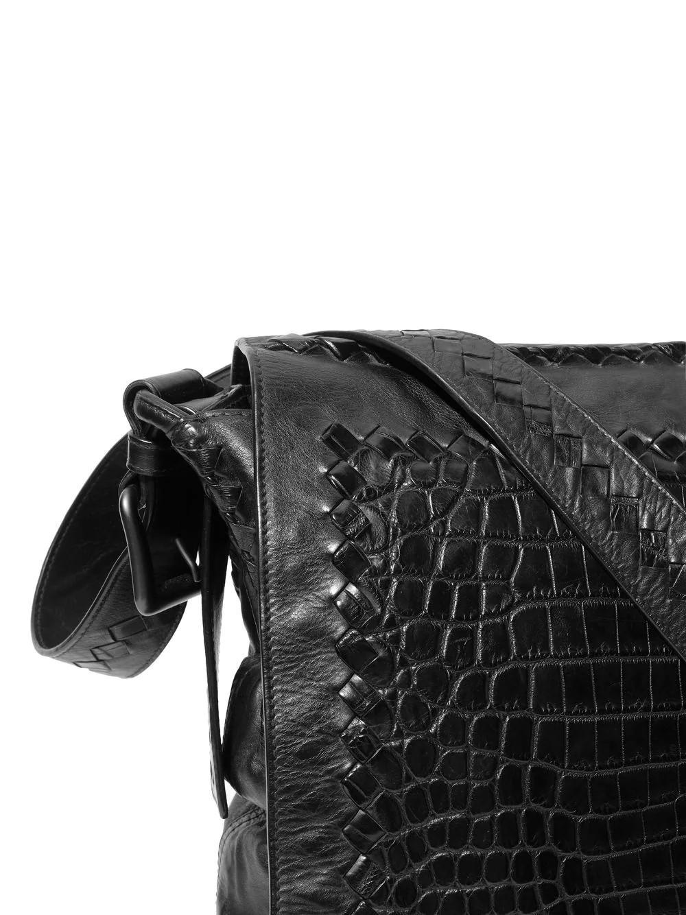 Diese gebrauchte Umhängetasche aus hochwertigem Leder stammt von der Frühjahrs-Laufstegkollektion 2011 von Bottega Veneta. Die Tasche verfügt über einen Magnetverschluss mit Überschlag, der mit der charakteristischen Intrecciato-Paspel verziert ist,