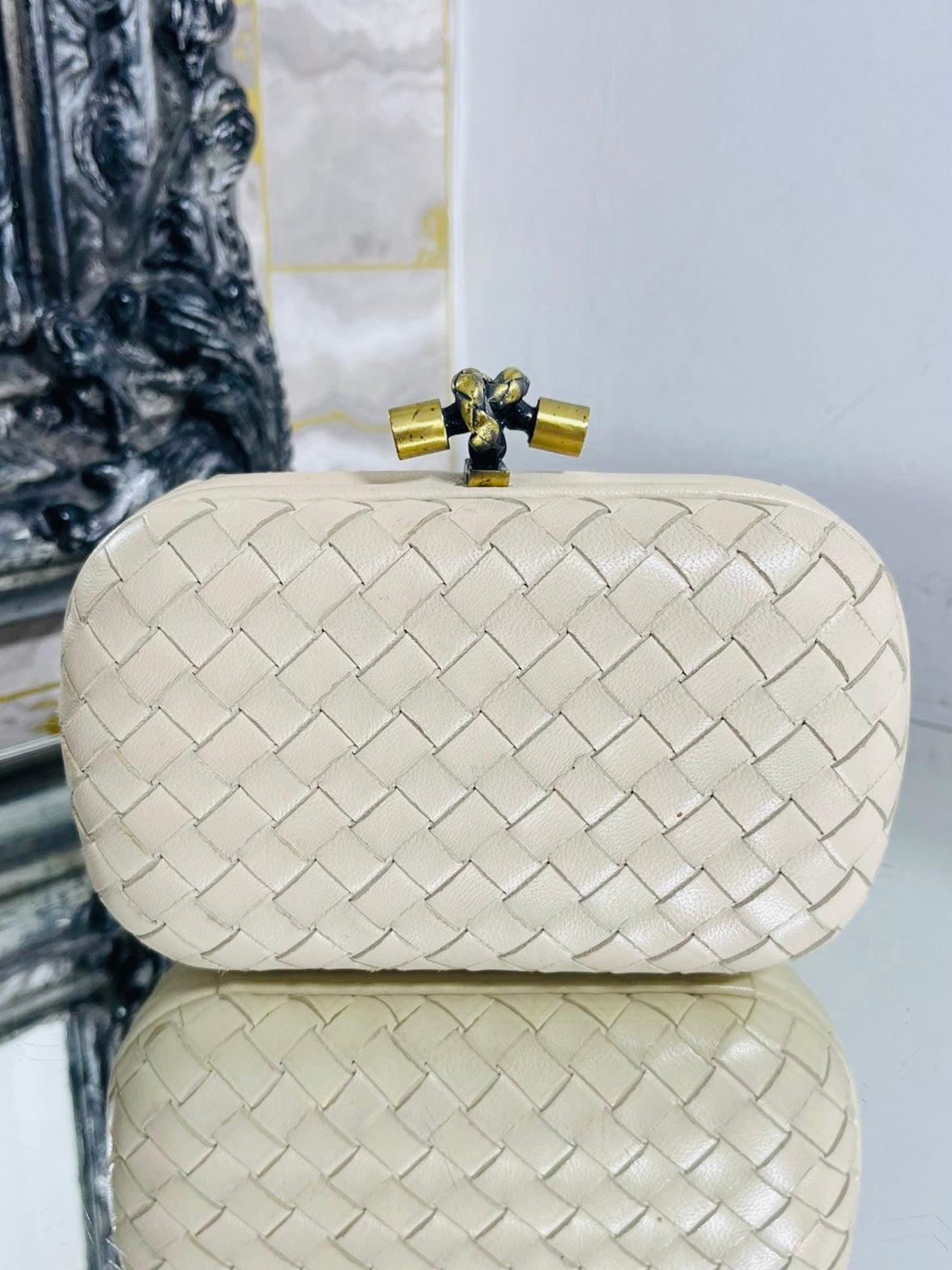 Bottega Veneta Leather Top Knot Clutch Bag

Ivory leather clutch bag designed with the brand's signature Intrecciato weave crafted Featuring signature knot twisted closure with antique gold engraved logo.

Size – Height 10cm, Width 16cm, Depth