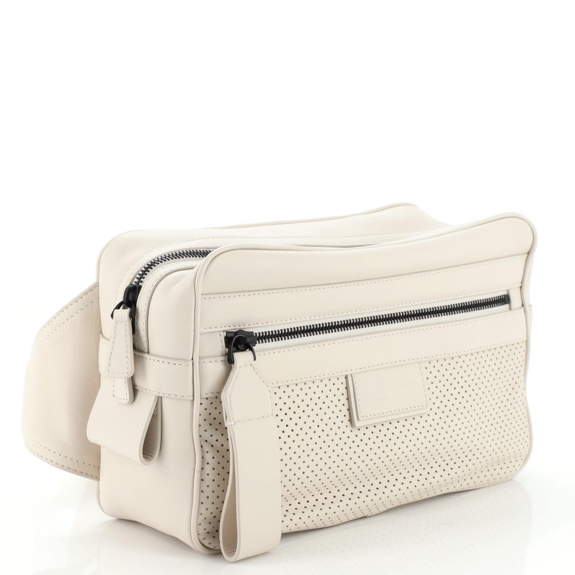 Bottega Veneta Leggero Umhängetasche aus perforiertem Leder Medium (Beige)