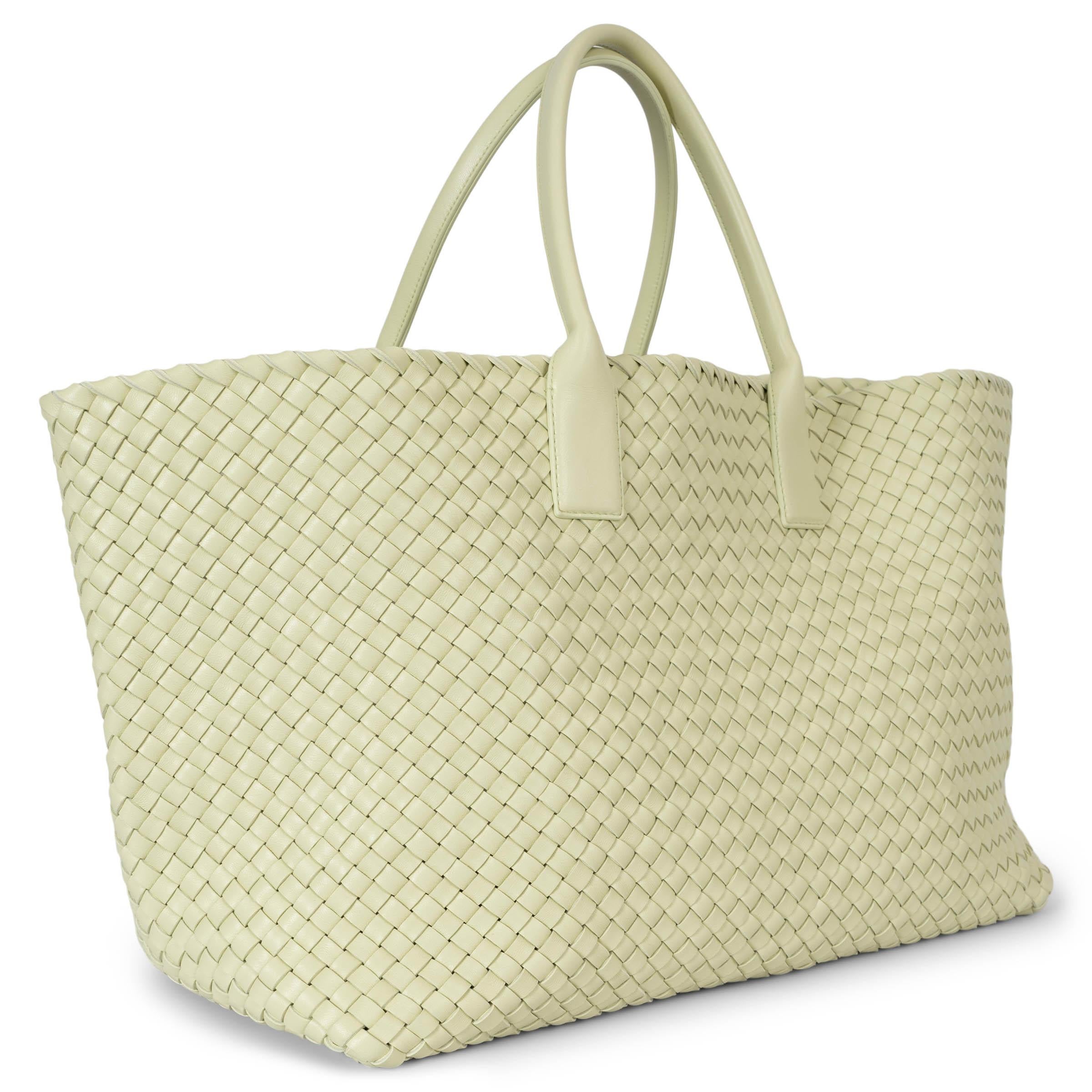 Questa borsa Bottega Veneta Lemon Washed Intrecciato Large Cabat, autentica al 100%, è un pezzo iconico del lusso e dell'artigianato. Questo splendido Intreccio Medium Cabat in pelle di agnello color limone lavato emana eleganza e raffinatezza senza