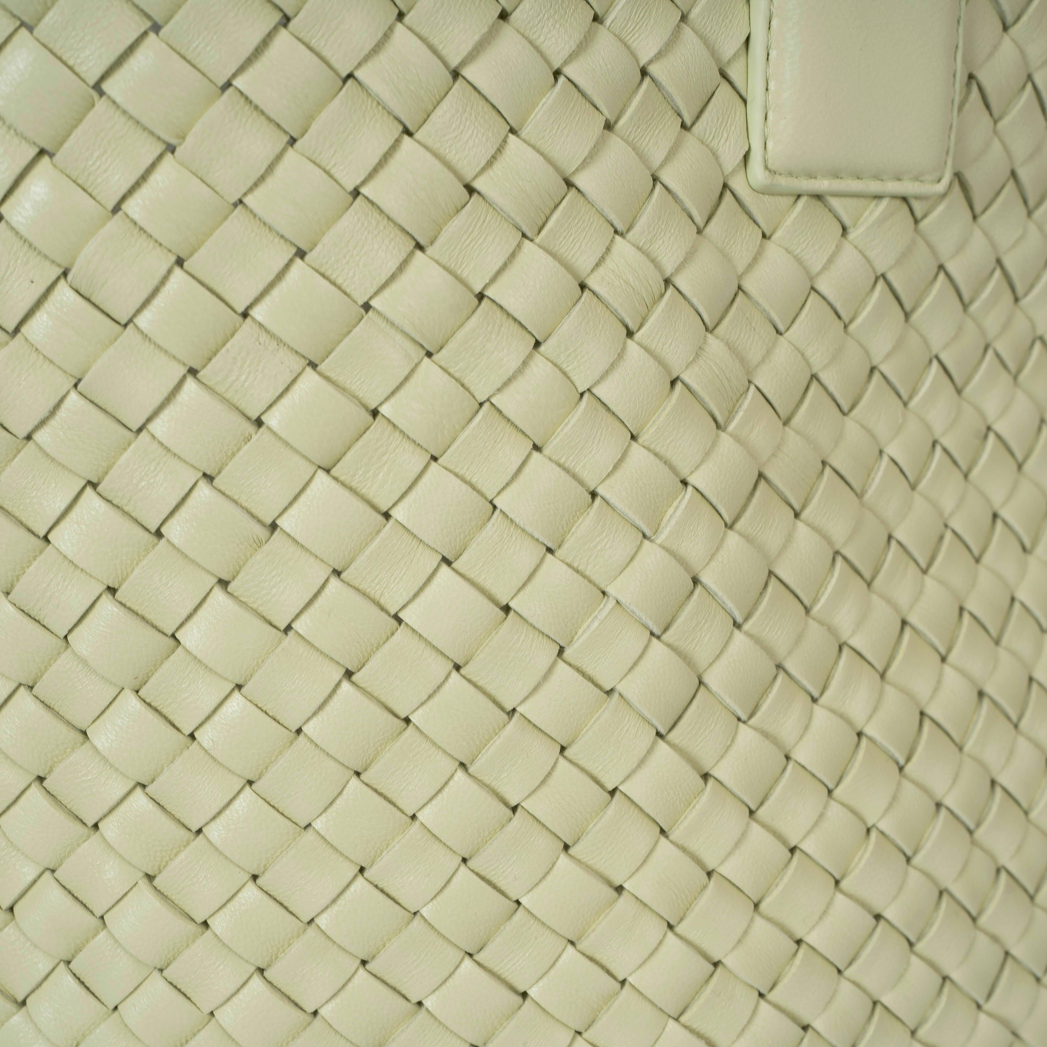 Donna BOTTEGA VENETA Borsa in pelle Intrecciato giallo limone lavato LARGE CABAT in vendita