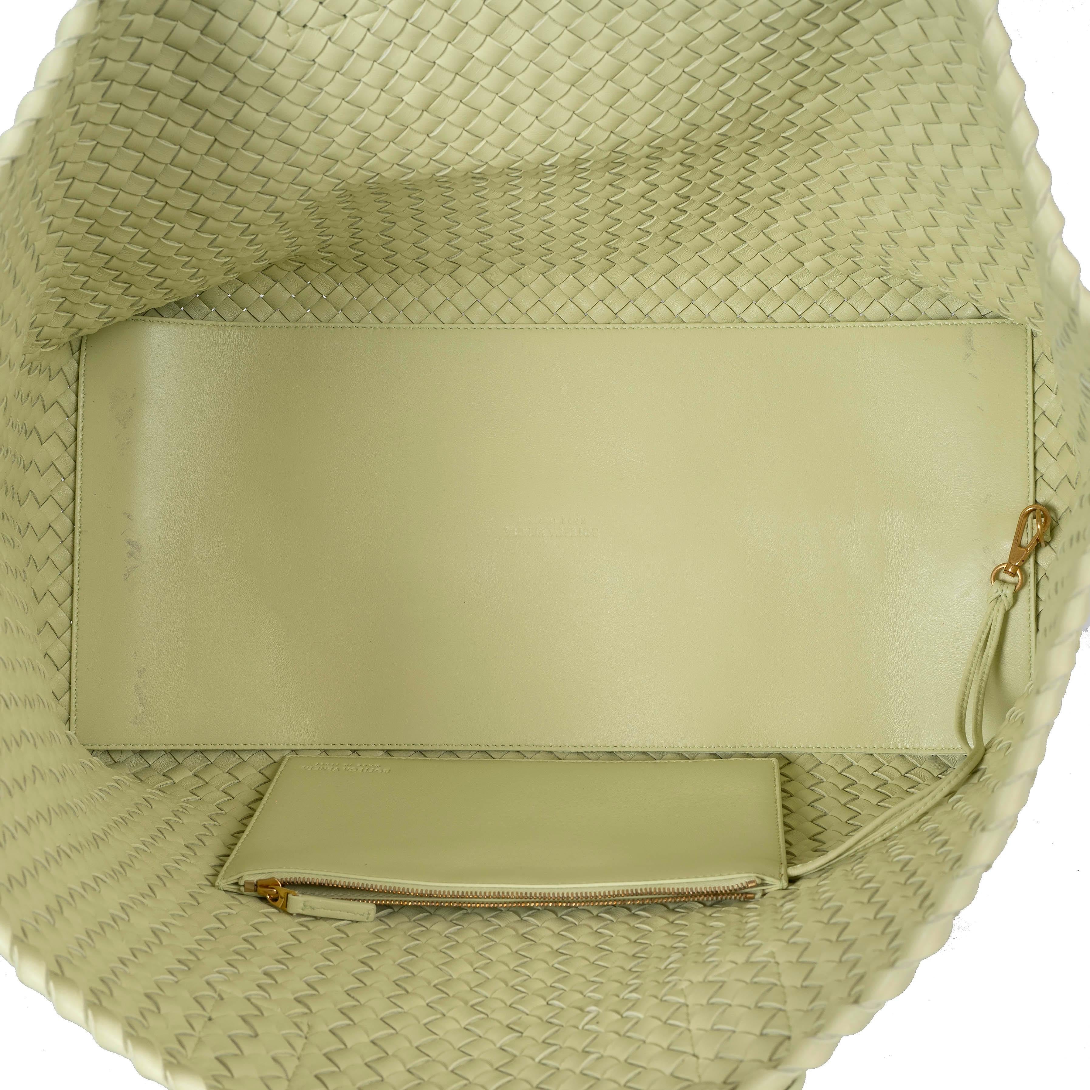 BOTTEGA VENETA Borsa in pelle Intrecciato giallo limone lavato LARGE CABAT in vendita 1
