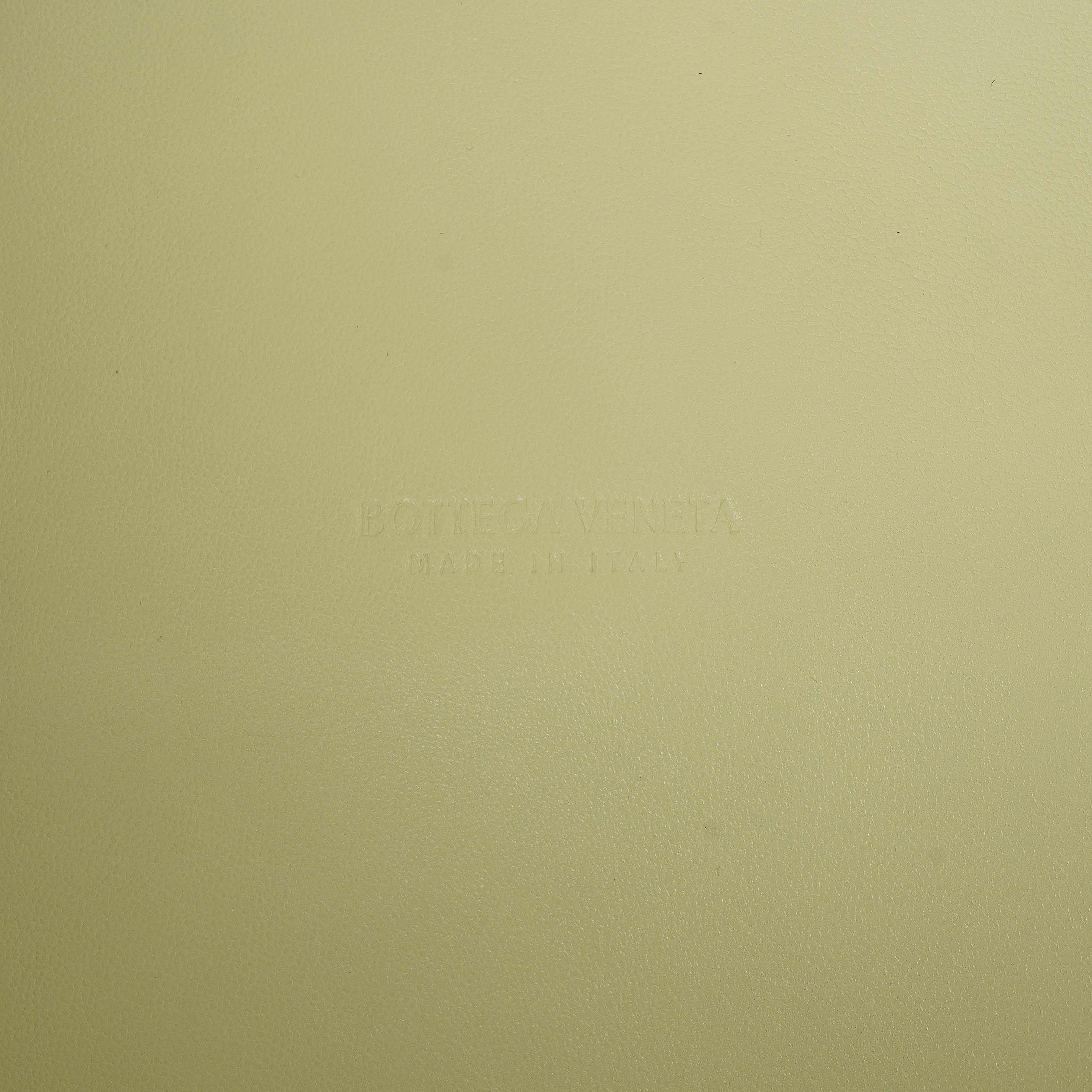 BOTTEGA VENETA Borsa in pelle Intrecciato giallo limone lavato LARGE CABAT in vendita 2