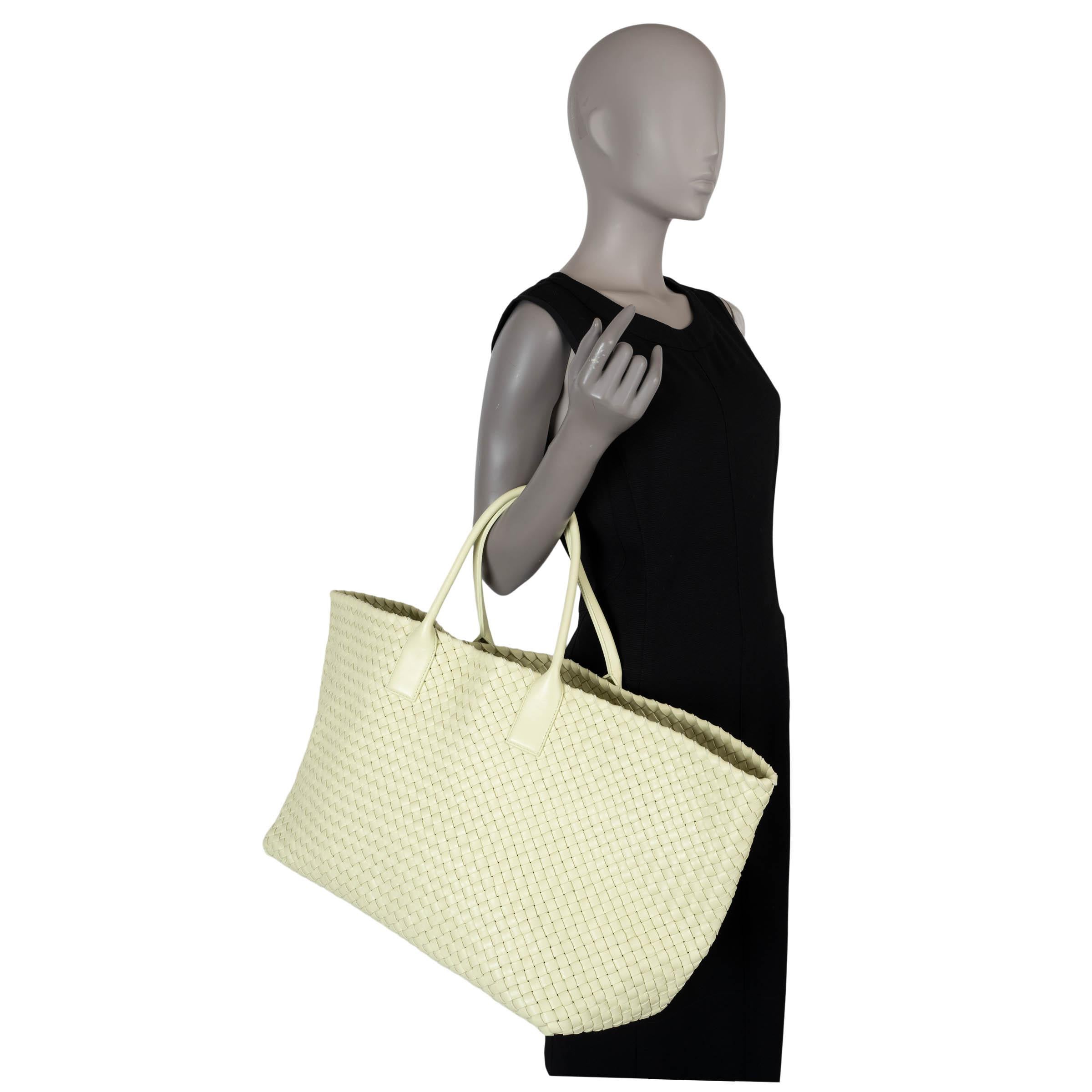 BOTTEGA VENETA Borsa in pelle Intrecciato giallo limone lavato LARGE CABAT in vendita 4