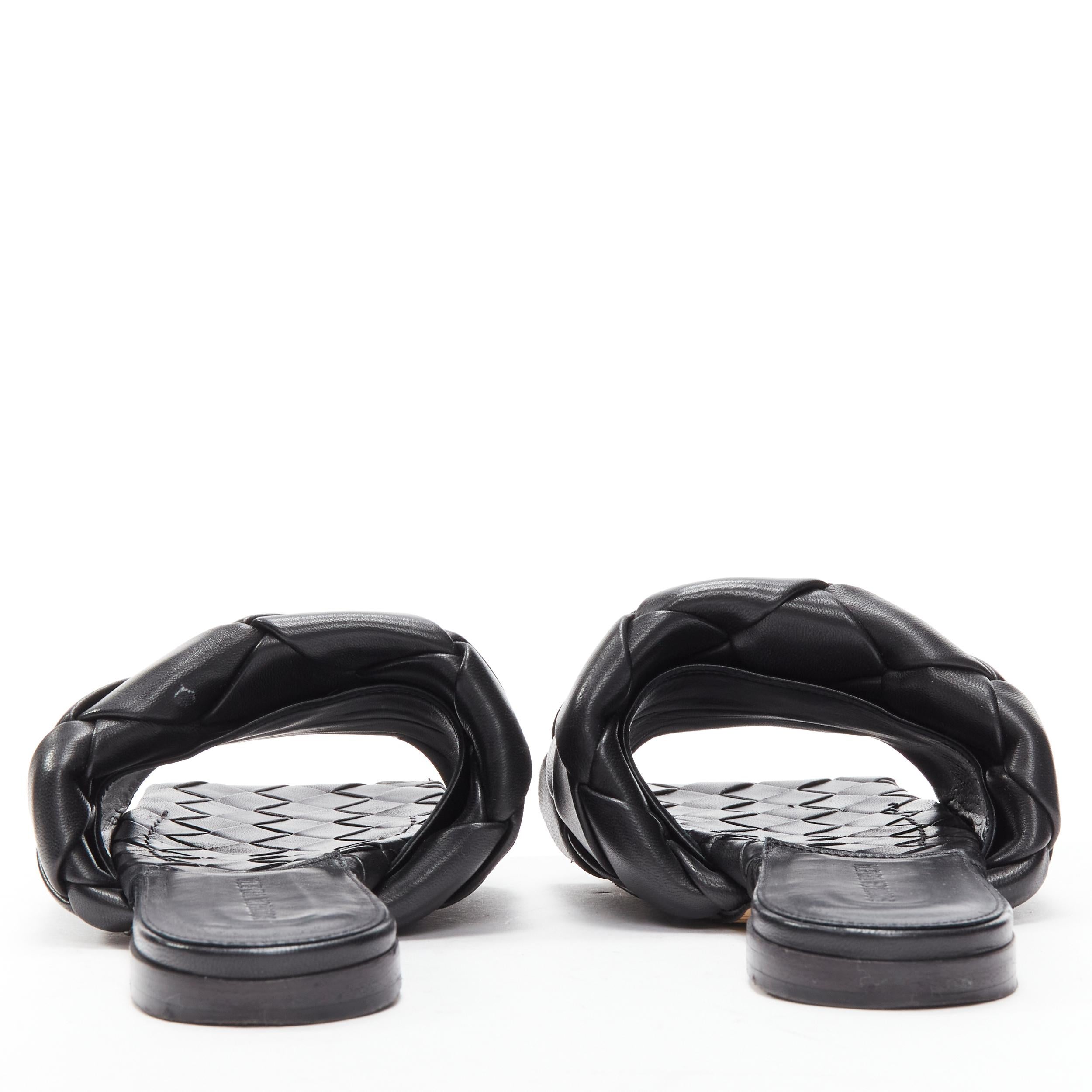 BOTTEGA VENETA Lido black intrecciato maxi woven leather flat sandals EU37 In Excellent Condition For Sale In Hong Kong, NT