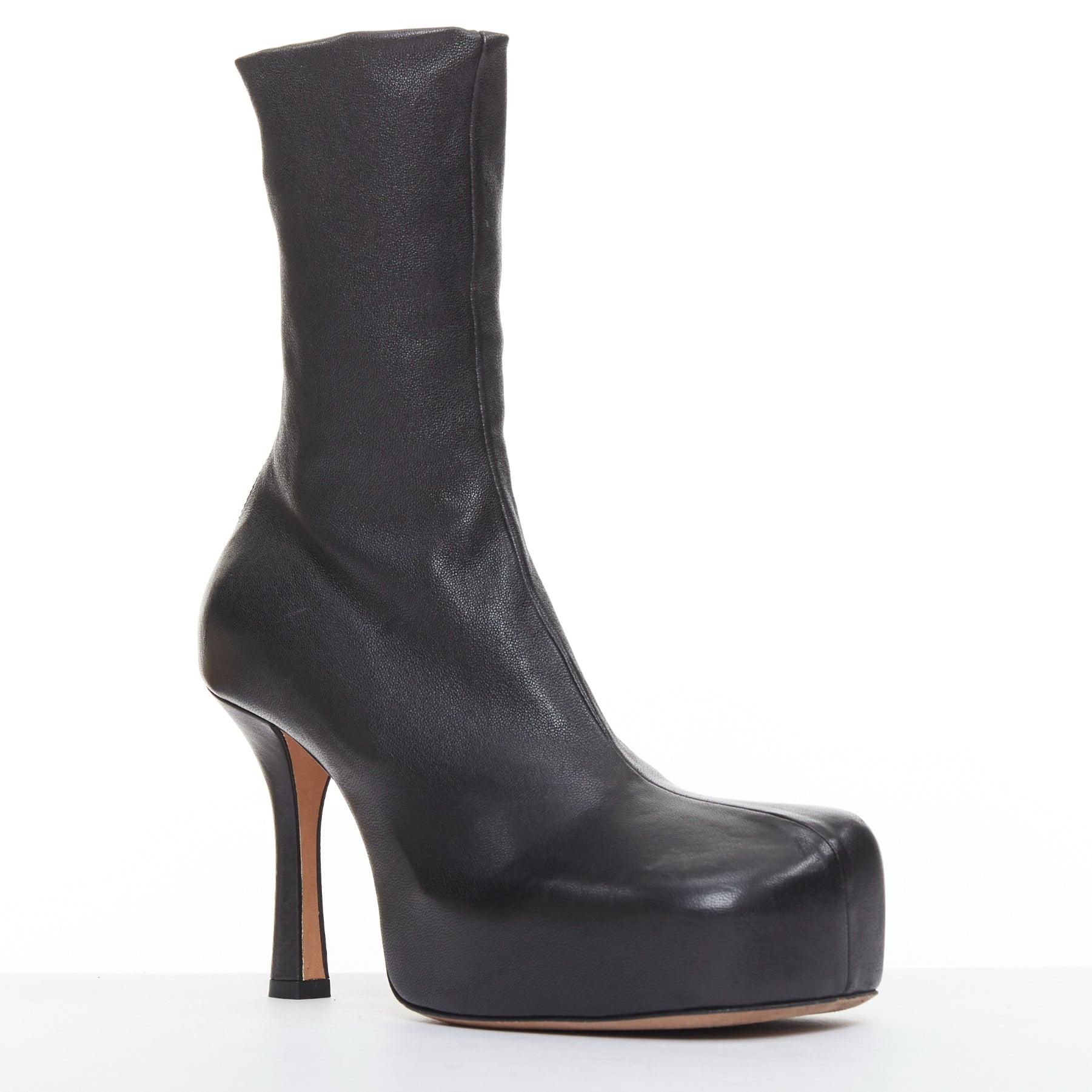 BOTTEGA VENETA Lido botines con plataforma de tacón en piel lisa negra EU35
Referencia: ZETO/A00007
Marca: Bottega Veneta
Diseñador: Daniel Lee
Model No: Bota Lido
Material: Piel
Color: Negro
Patrón: Sólido
Cierre: cremallera
Forro: Piel