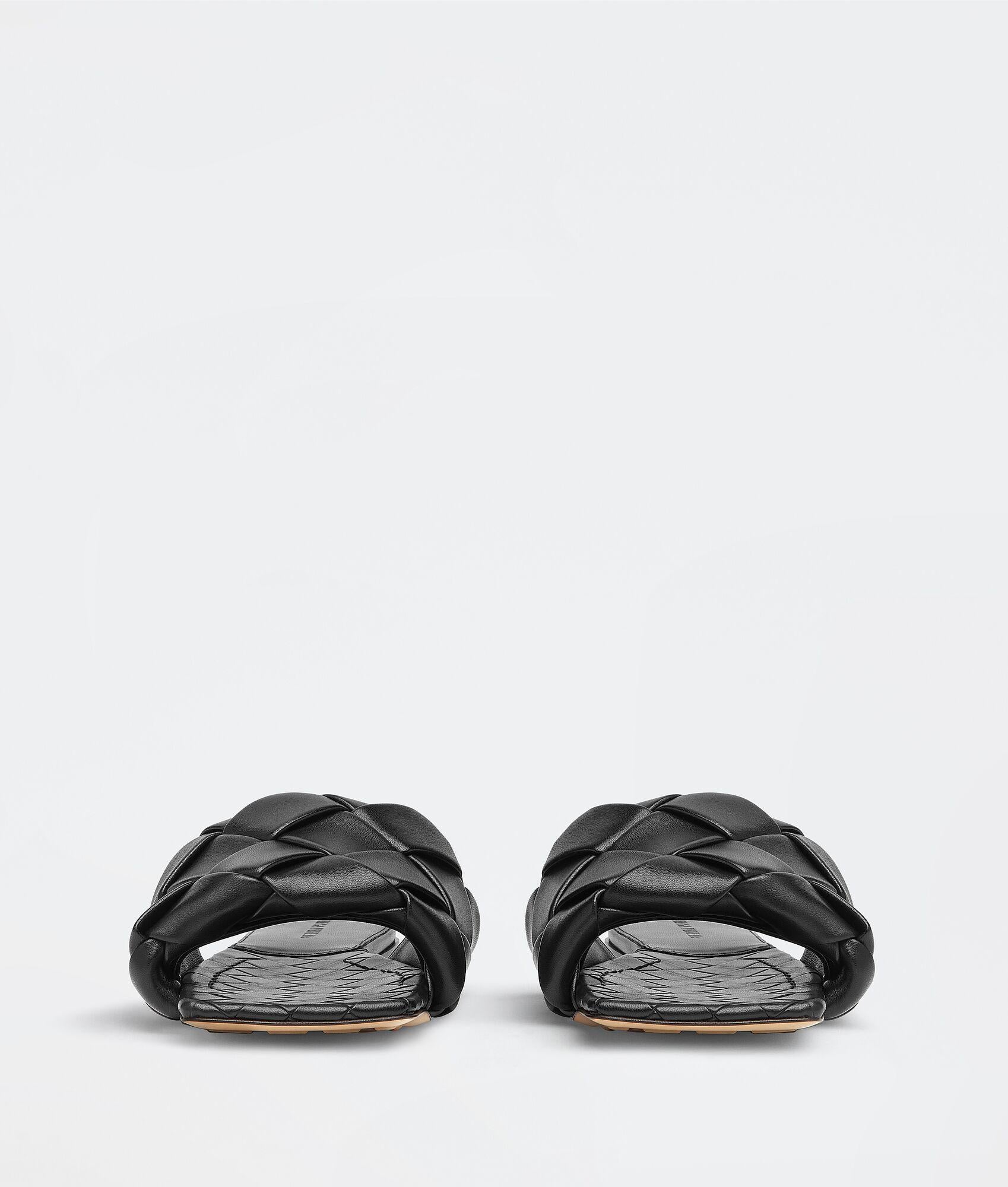Bottega Veneta Lido Flat Sandal in Black Sz 37 In New Condition For Sale In Paradise Island, BS