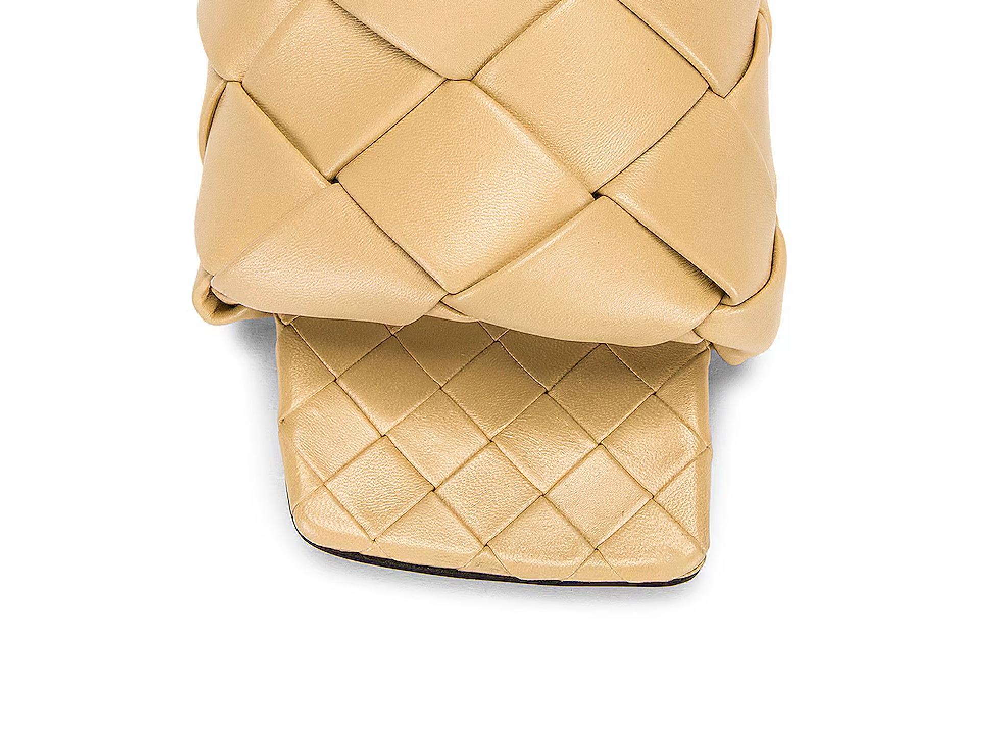 Sandalo piatto Bottega Veneta Lido in Porridge Sz 38 In condizioni Nuovo in vendita a Paradise Island, BS