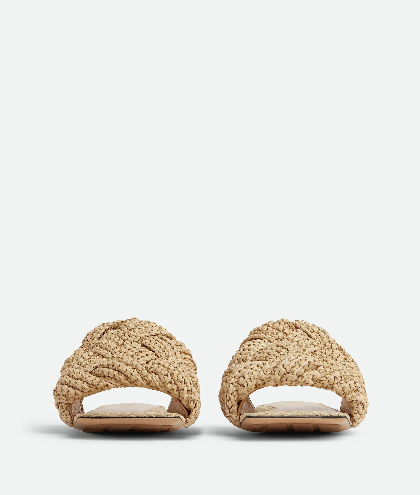 Bottega Veneta frischt sein charakteristisches Intrecciato-Gewebe mit diesen flachen Sandalen 