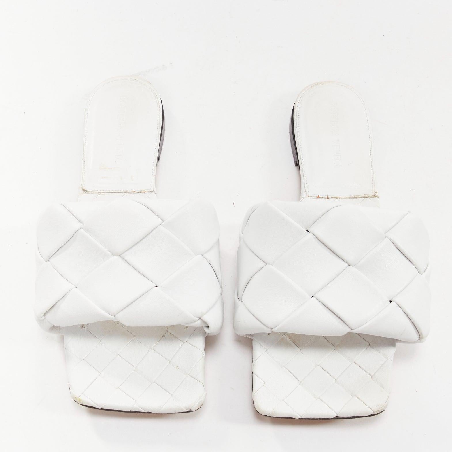 BOTTEGA VENETA Lido white intrecciato woven leather square toe slippers EU37
Reference: KYCG/A00044
Brand: Bottega Veneta
Designer: Daniel Lee
Model: Lido
Material: Leather
Color: White, Black
Pattern: Solid
Closure: Slip On
Lining: White