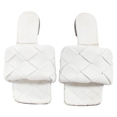 BOTTEGA VENETA Chanclas con puntera cuadrada de piel blanca intrecciato Lido EU37