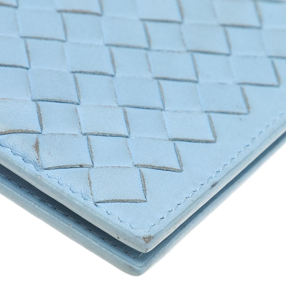 Hellblaue Intrecciato-Leder-Brieftasche von Bottega Veneta im Angebot 6