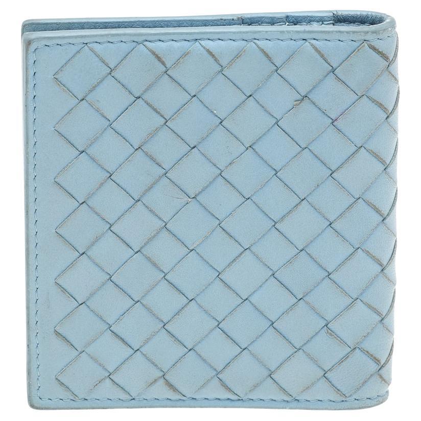 Storez vos objets de valeur importants en toute sécurité dans ce portefeuille de la Maison Bottega Veneta. Fabriquée en cuir Intrecciato bleu clair, cette portefeuille présente une quincaillerie de couleur noire et un intérieur doublé de cuir. Ce