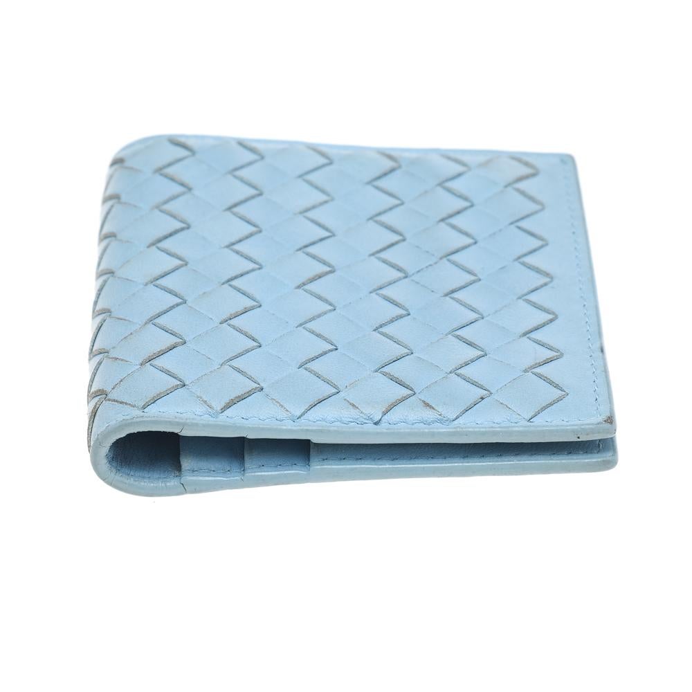 Hellblaue Intrecciato-Leder-Brieftasche von Bottega Veneta im Zustand „Gut“ im Angebot in Dubai, Al Qouz 2