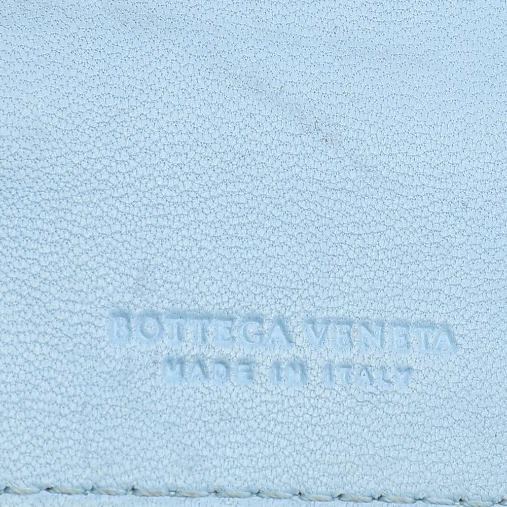 Hellblaue Intrecciato-Leder-Brieftasche von Bottega Veneta im Angebot 1