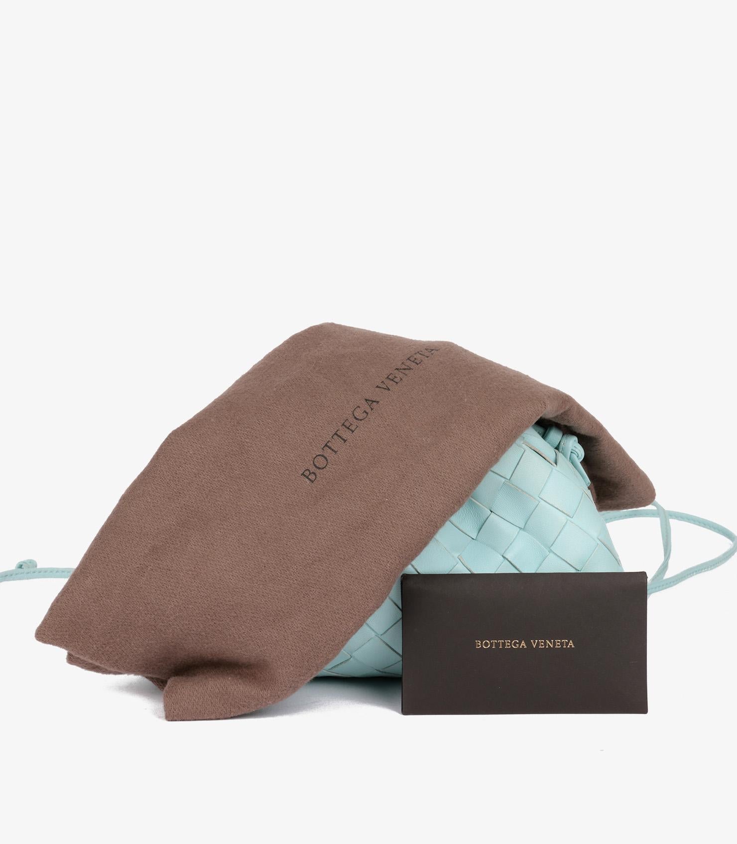 Mini pochette Intrecciato bleu clair en cuir de veau tissé Bottega Veneta en vente 6