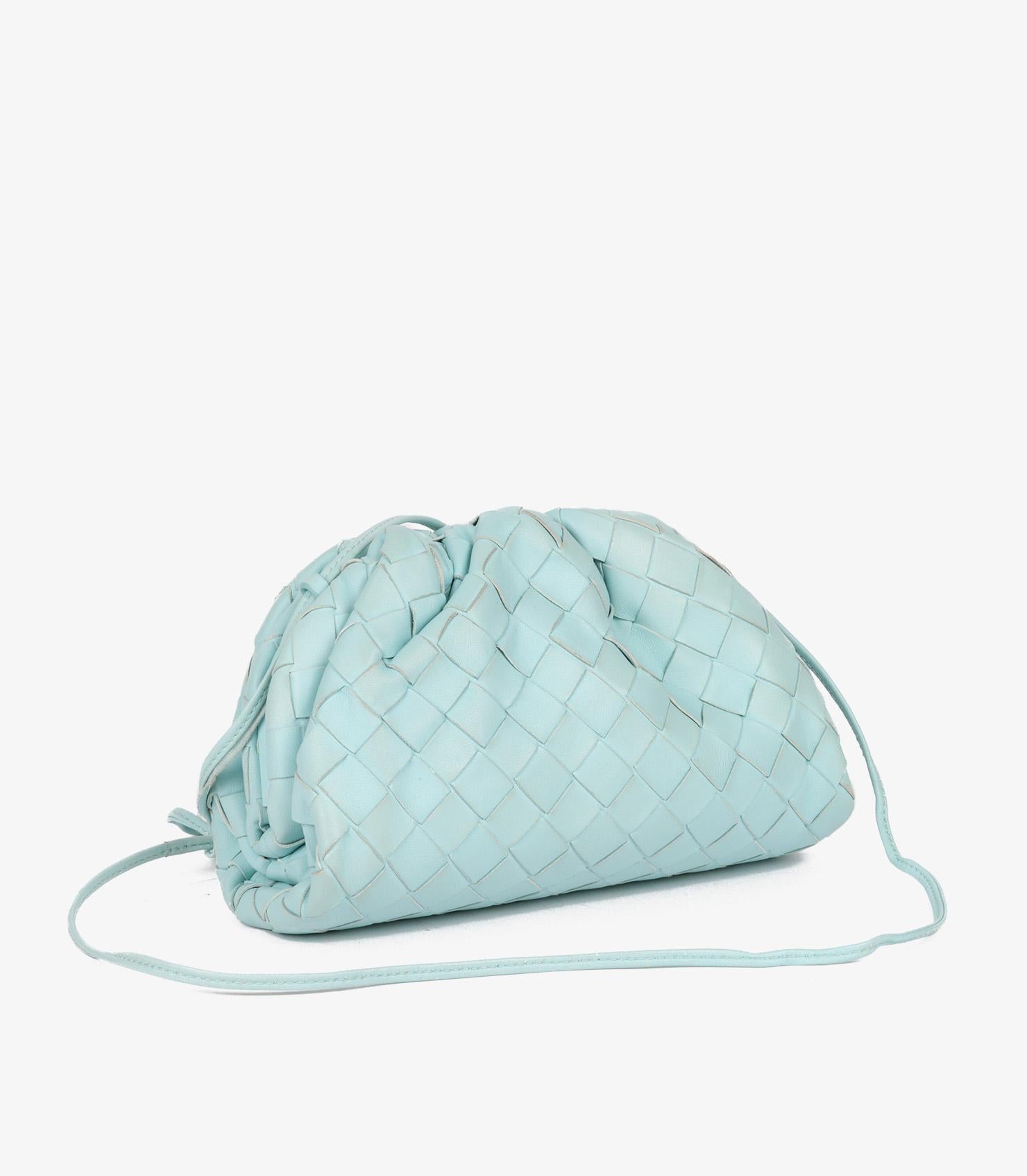 Bleu Mini pochette Intrecciato bleu clair en cuir de veau tissé Bottega Veneta en vente